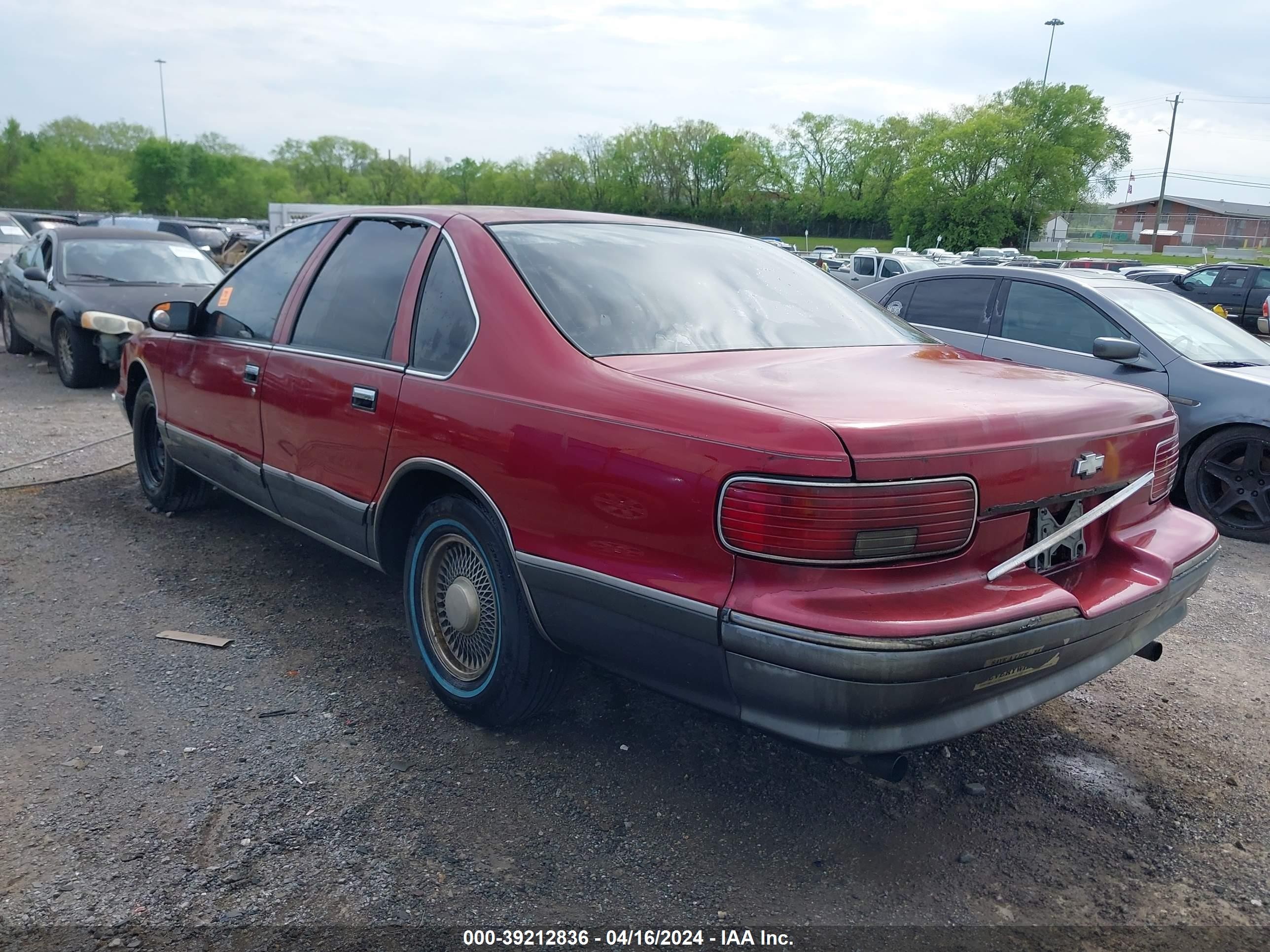 Photo 2 VIN: 1G1BL52W3SR186381 - CHEVROLET CAPRICE 