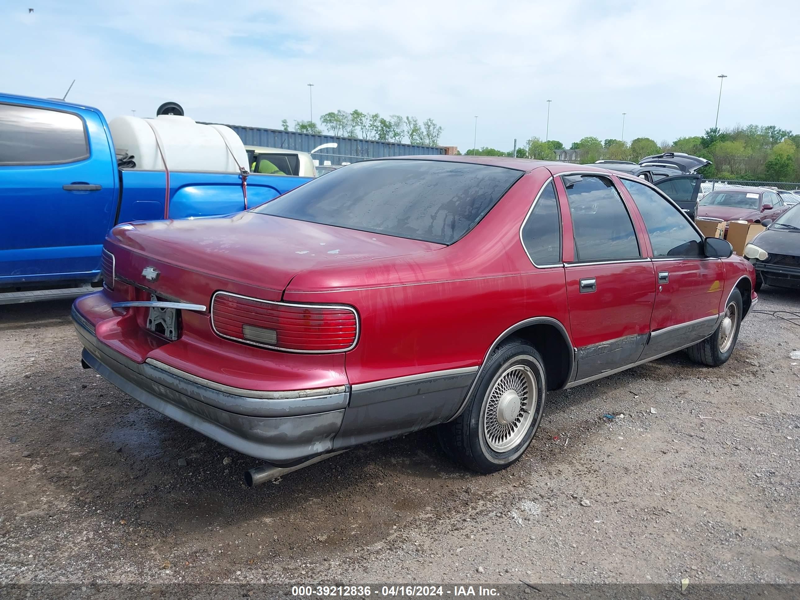 Photo 3 VIN: 1G1BL52W3SR186381 - CHEVROLET CAPRICE 