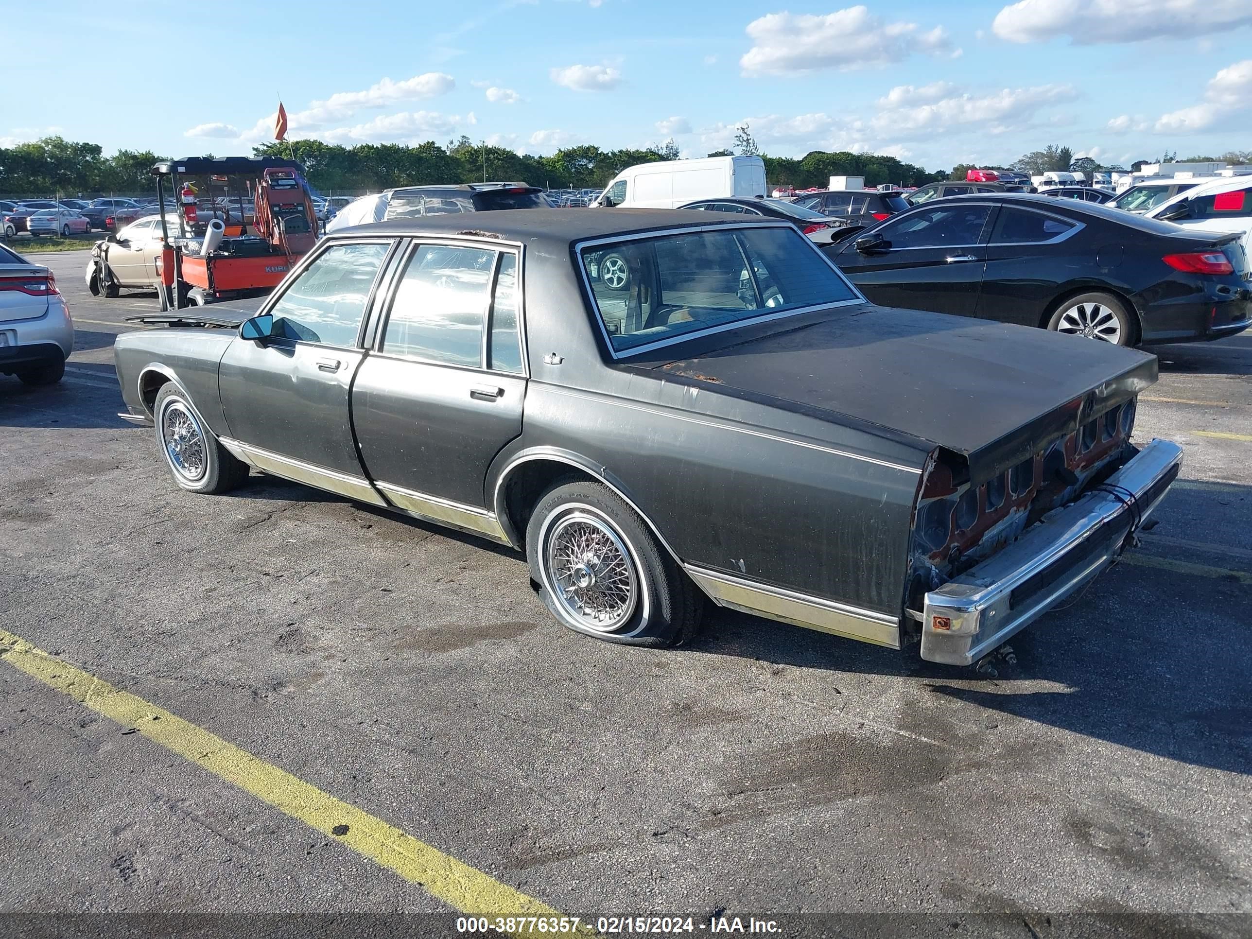 Photo 2 VIN: 1G1BN51E1KR158775 - CHEVROLET CAPRICE 