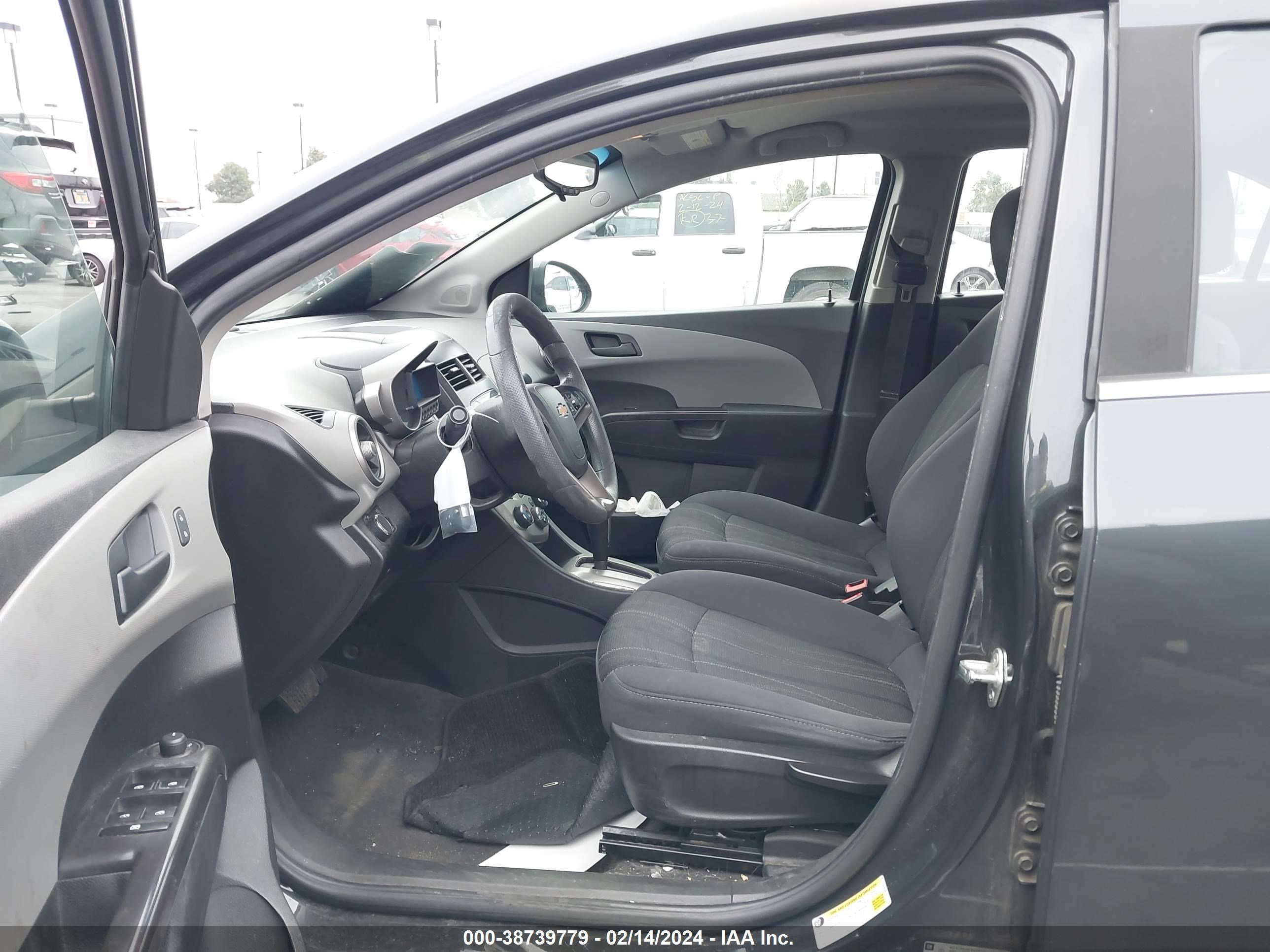 Photo 4 VIN: 1G1JC5SG8E4107177 - CHEVROLET SONIC 