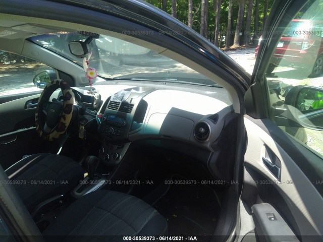 Photo 4 VIN: 1G1JC5SH3E4213173 - CHEVROLET SONIC 