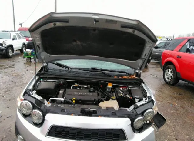 Photo 9 VIN: 1G1JC5SH8F4220430 - CHEVROLET SONIC 