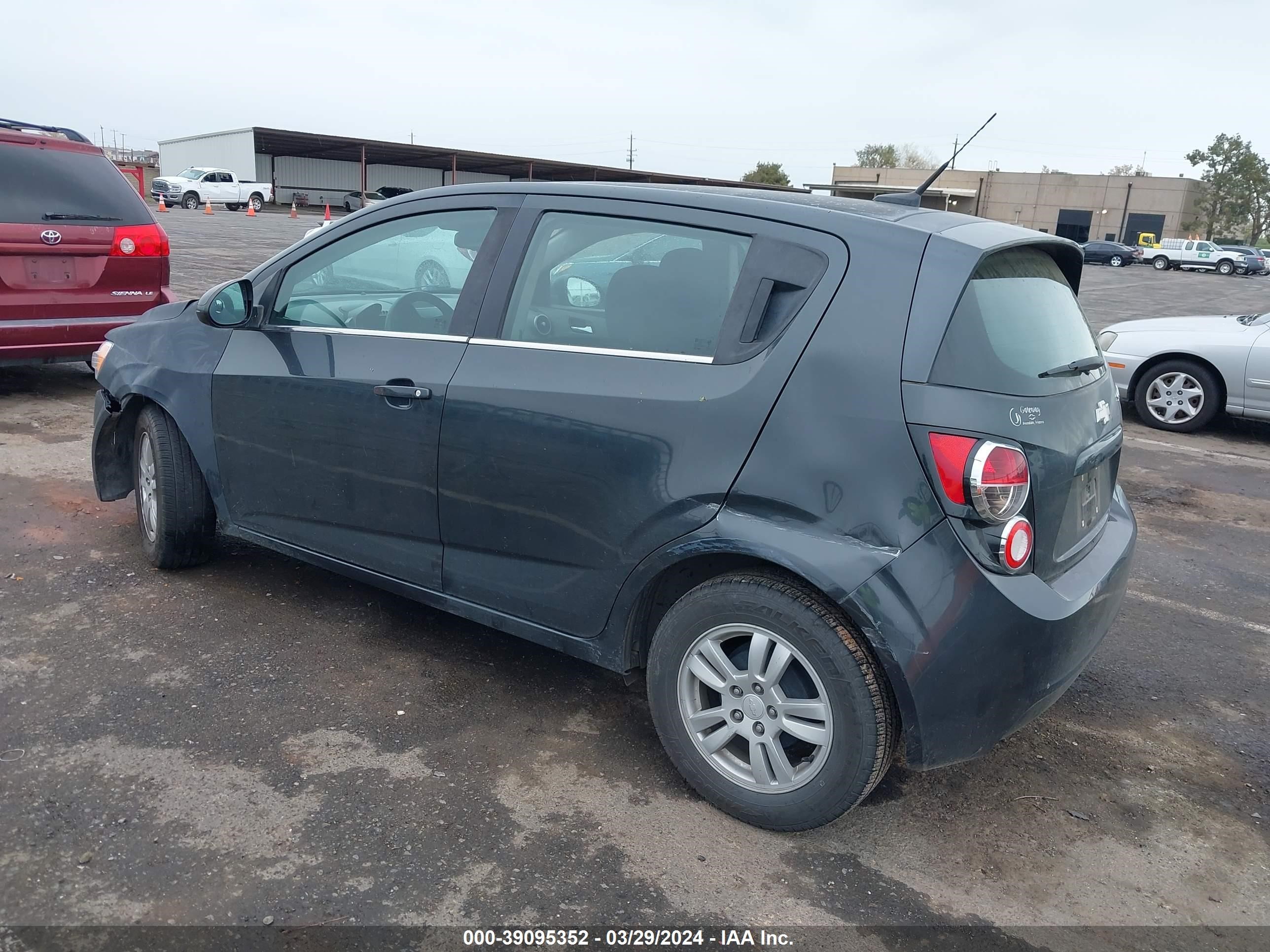 Photo 2 VIN: 1G1JC6SB5E4134069 - CHEVROLET SONIC 