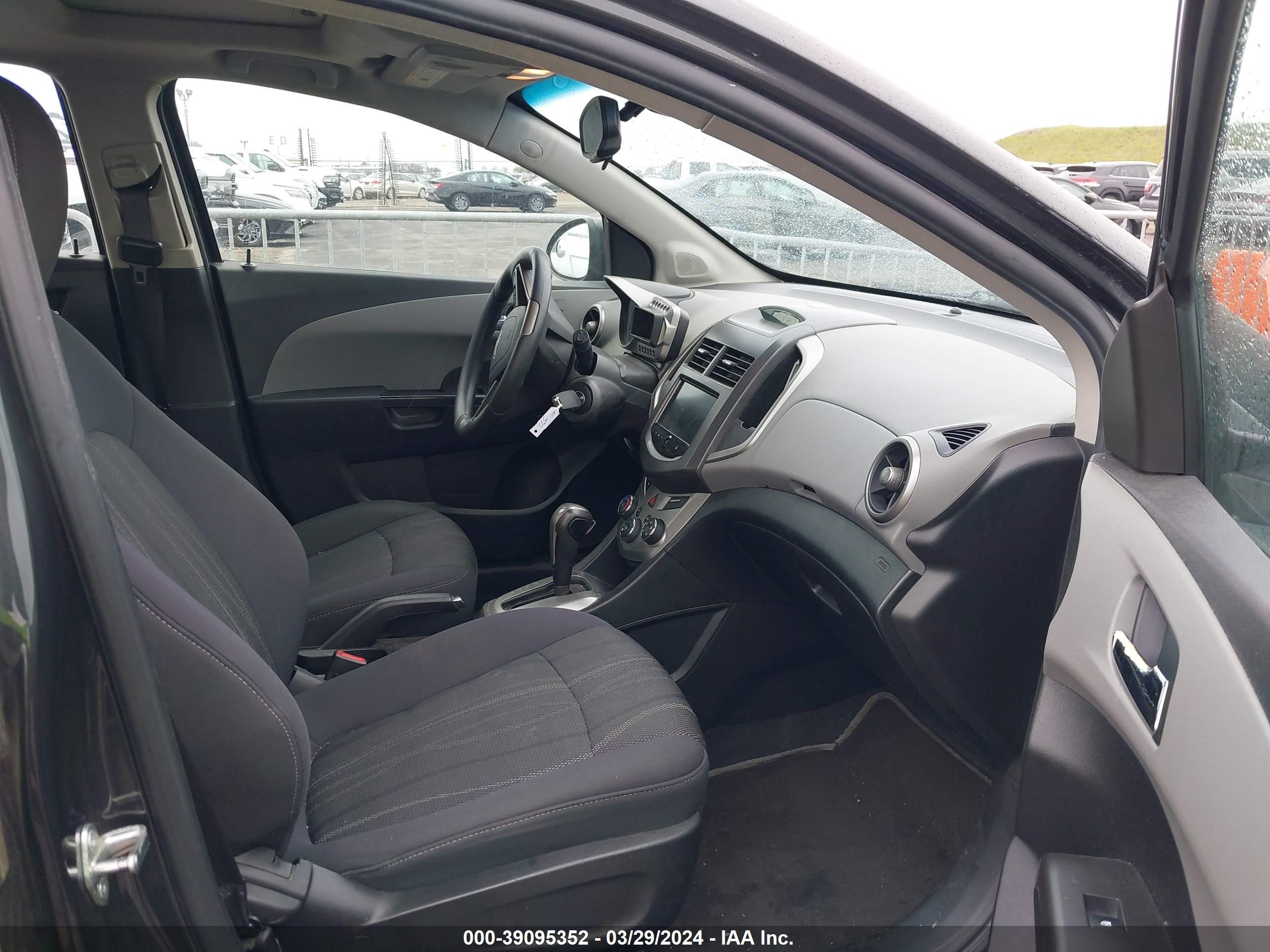 Photo 4 VIN: 1G1JC6SB5E4134069 - CHEVROLET SONIC 