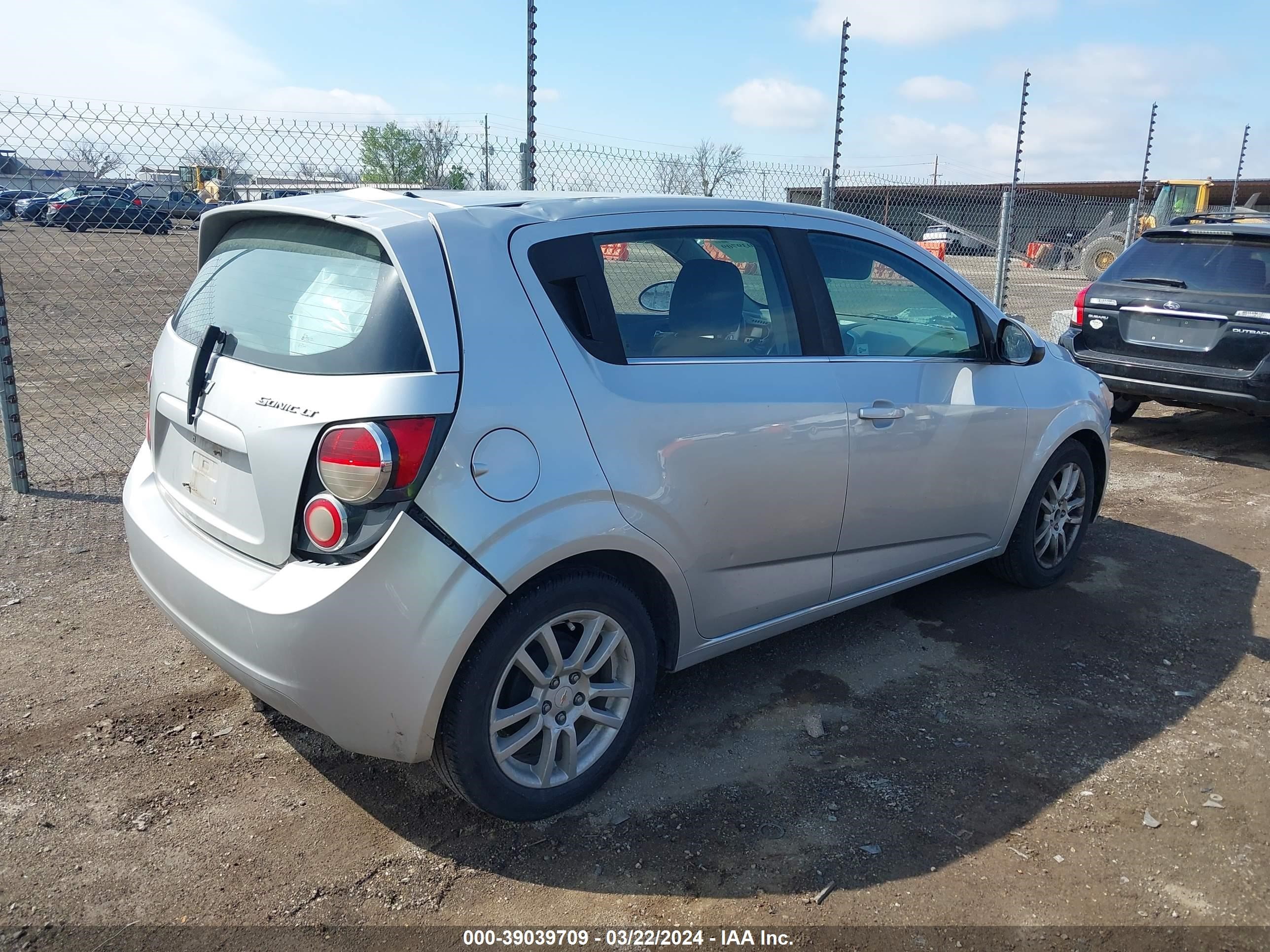 Photo 3 VIN: 1G1JC6SH0C4127290 - CHEVROLET SONIC 