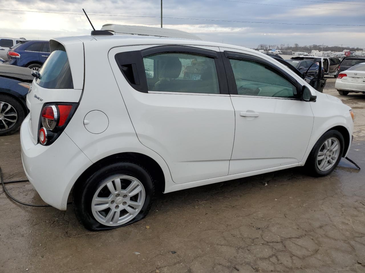 Photo 2 VIN: 1G1JC6SH1F4111667 - CHEVROLET SONIC 