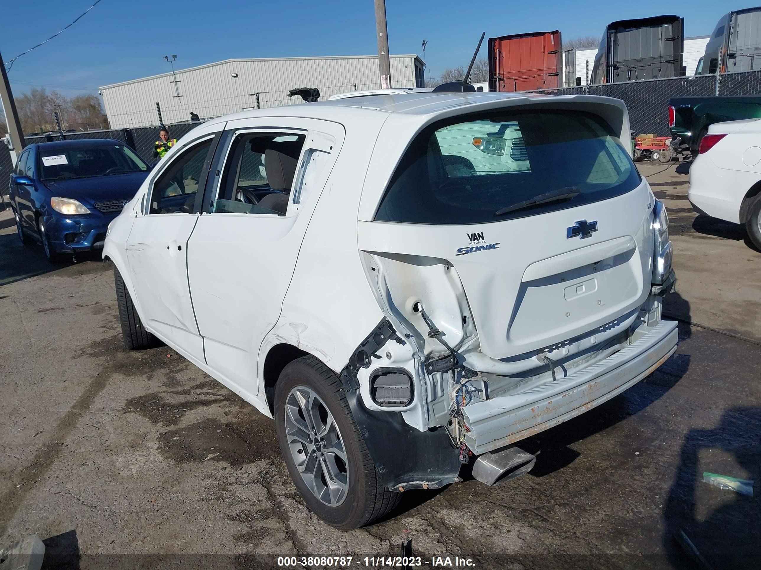 Photo 2 VIN: 1G1JD6SH9J4114192 - CHEVROLET SONIC 