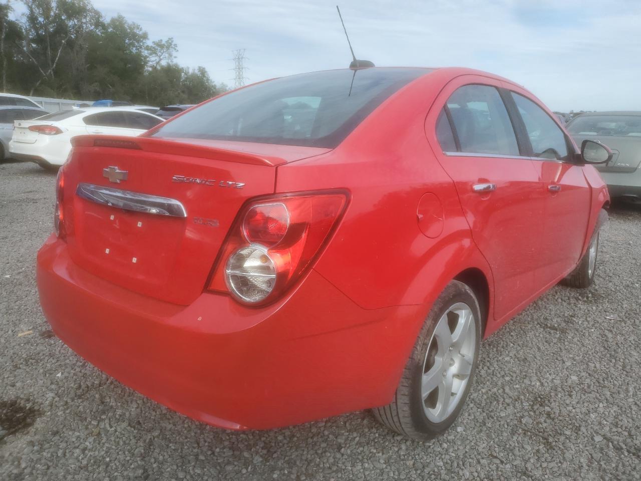 Photo 2 VIN: 1G1JE5SB5F4205437 - CHEVROLET SONIC 