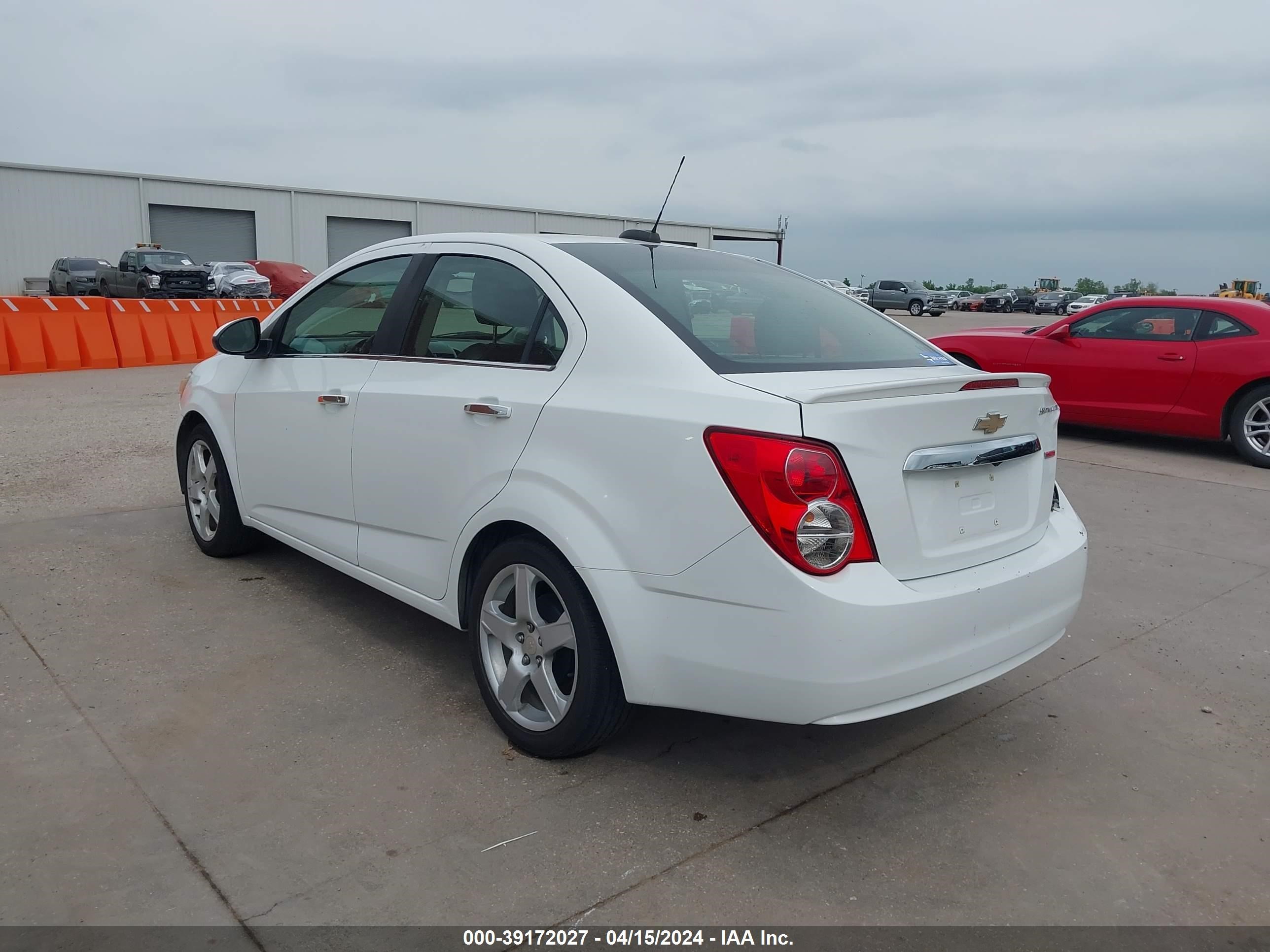 Photo 2 VIN: 1G1JE5SBXG4137184 - CHEVROLET SONIC 