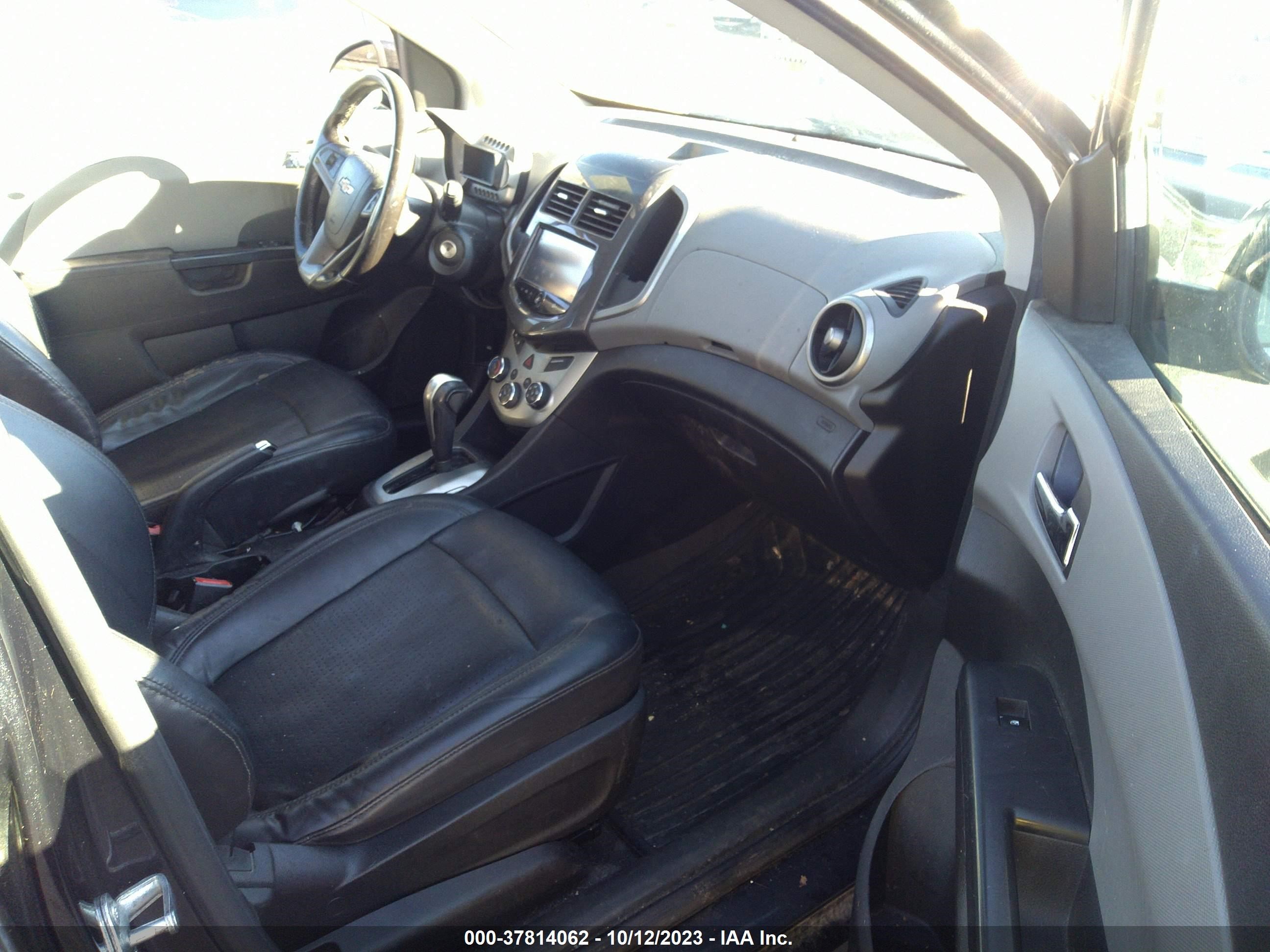 Photo 4 VIN: 1G1JE6SB3F4188823 - CHEVROLET SONIC 