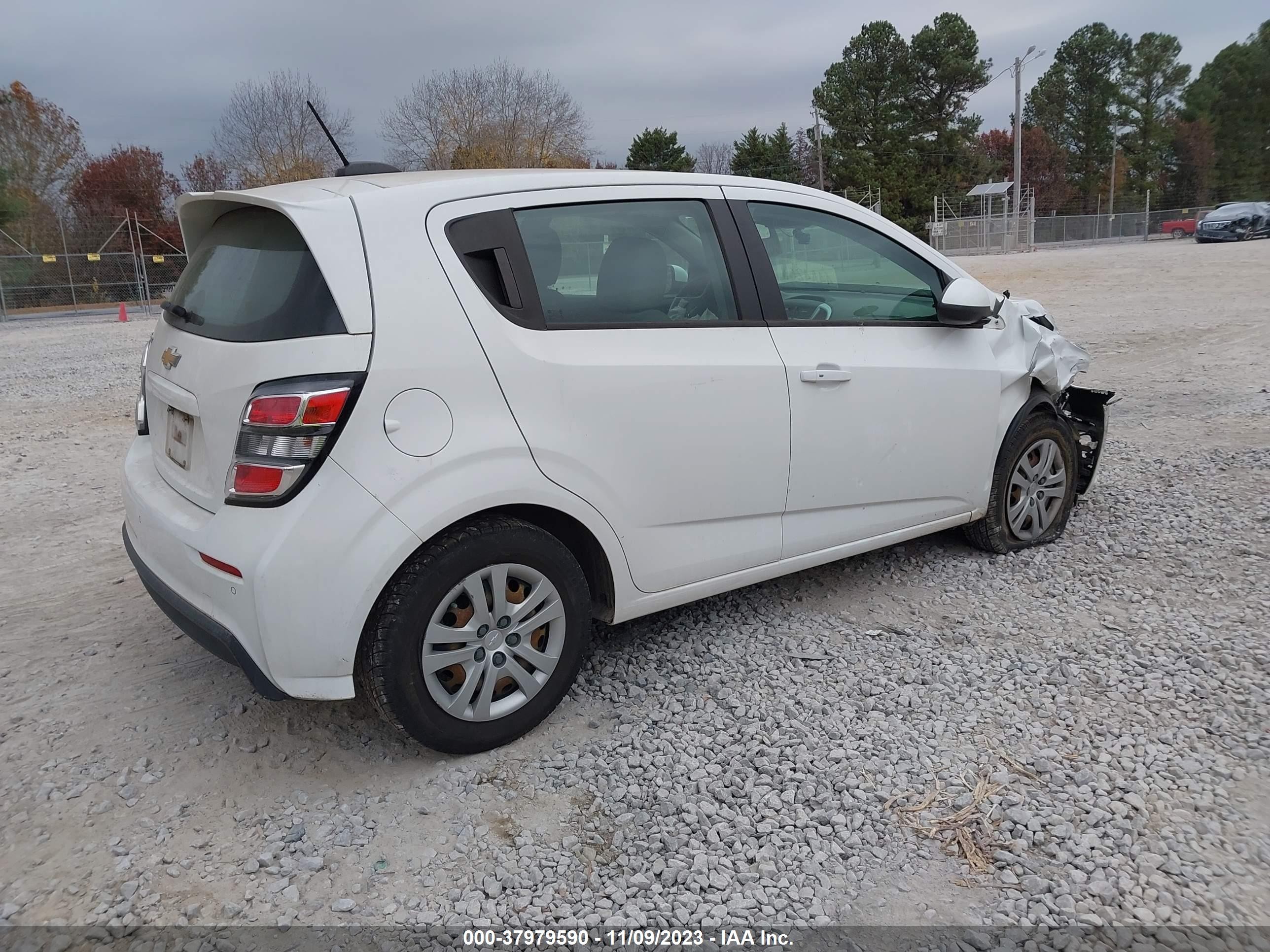 Photo 3 VIN: 1G1JG6SB7K4130508 - CHEVROLET SONIC 