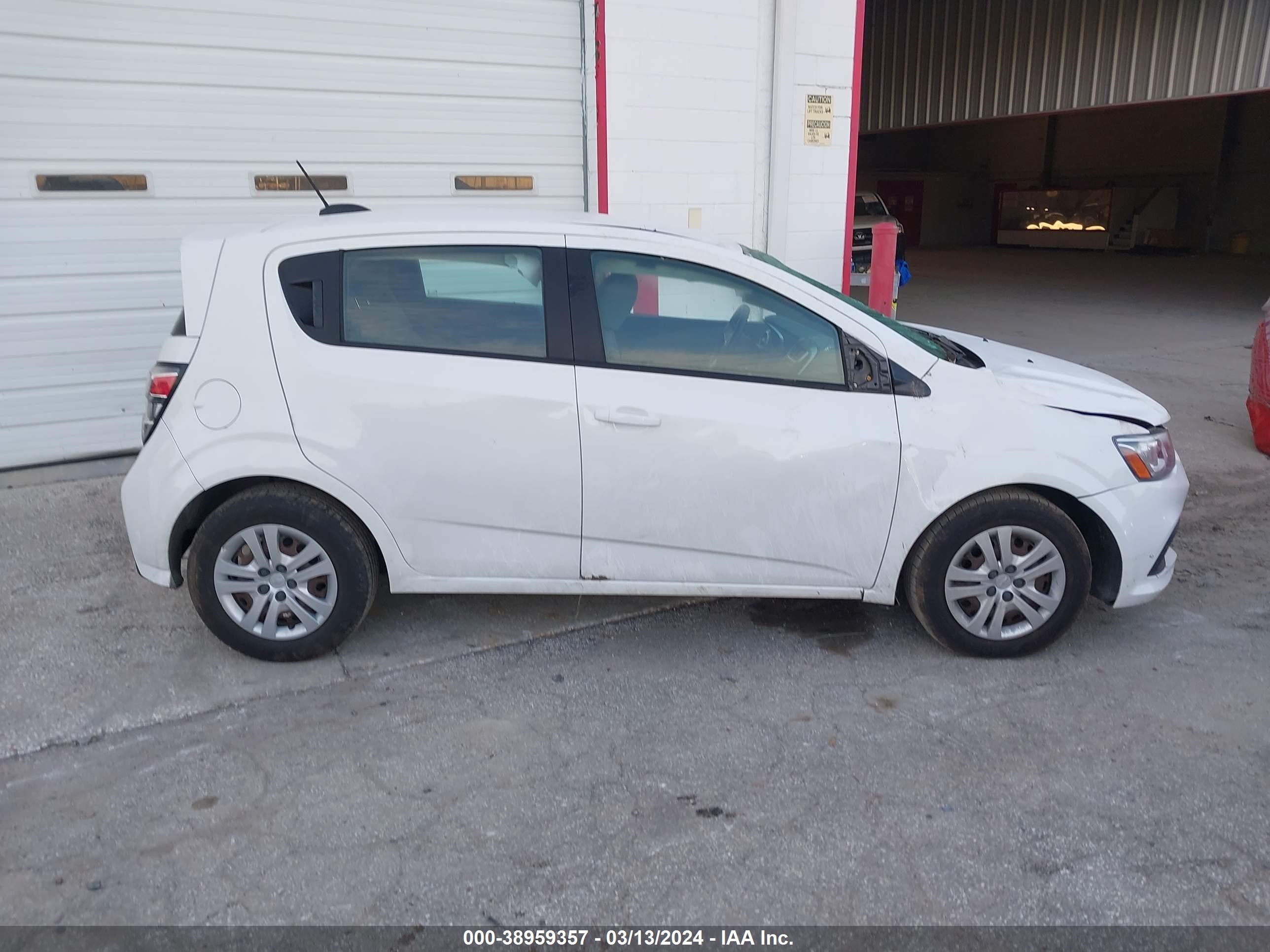 Photo 12 VIN: 1G1JG6SBXK4107028 - CHEVROLET SONIC 