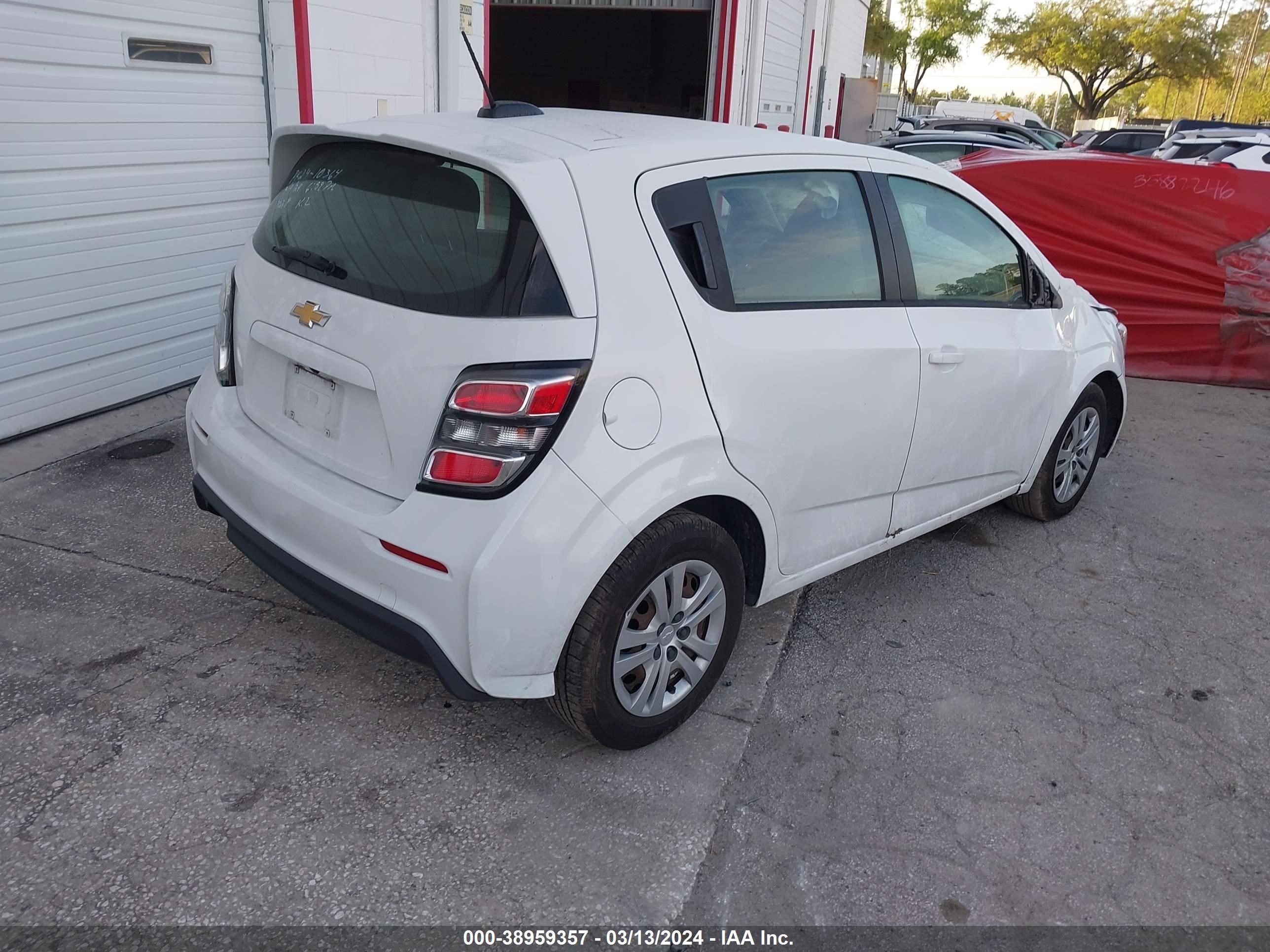 Photo 3 VIN: 1G1JG6SBXK4107028 - CHEVROLET SONIC 