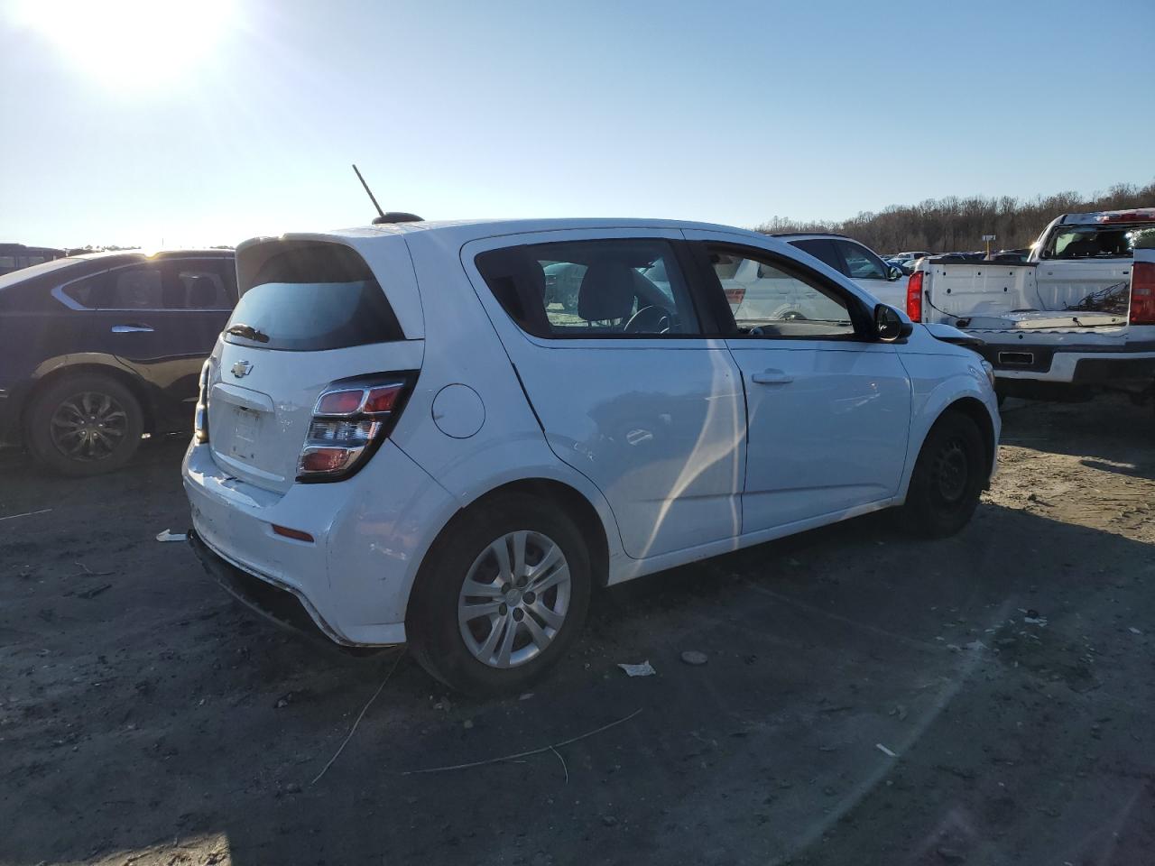 Photo 2 VIN: 1G1JG6SG9H4174661 - CHEVROLET SONIC 