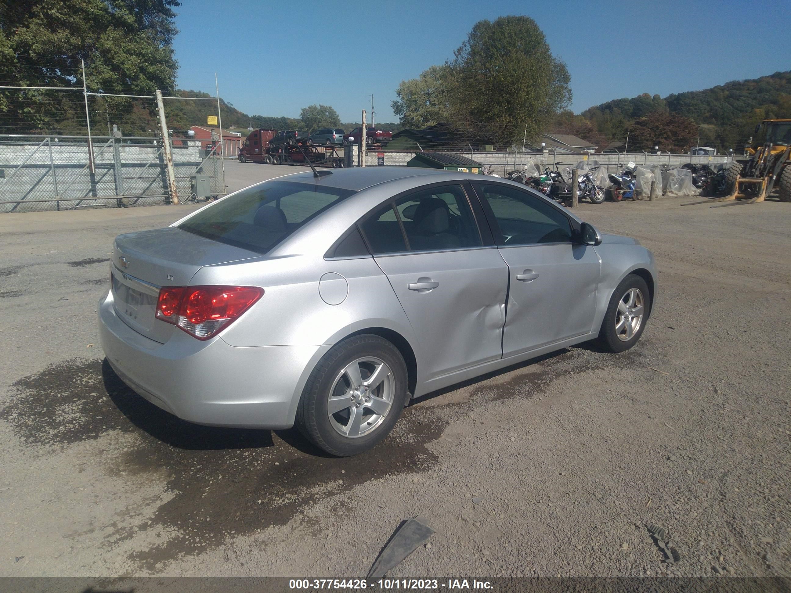 Photo 3 VIN: 1G1PC5SB1E7205495 - CHEVROLET CRUZE 