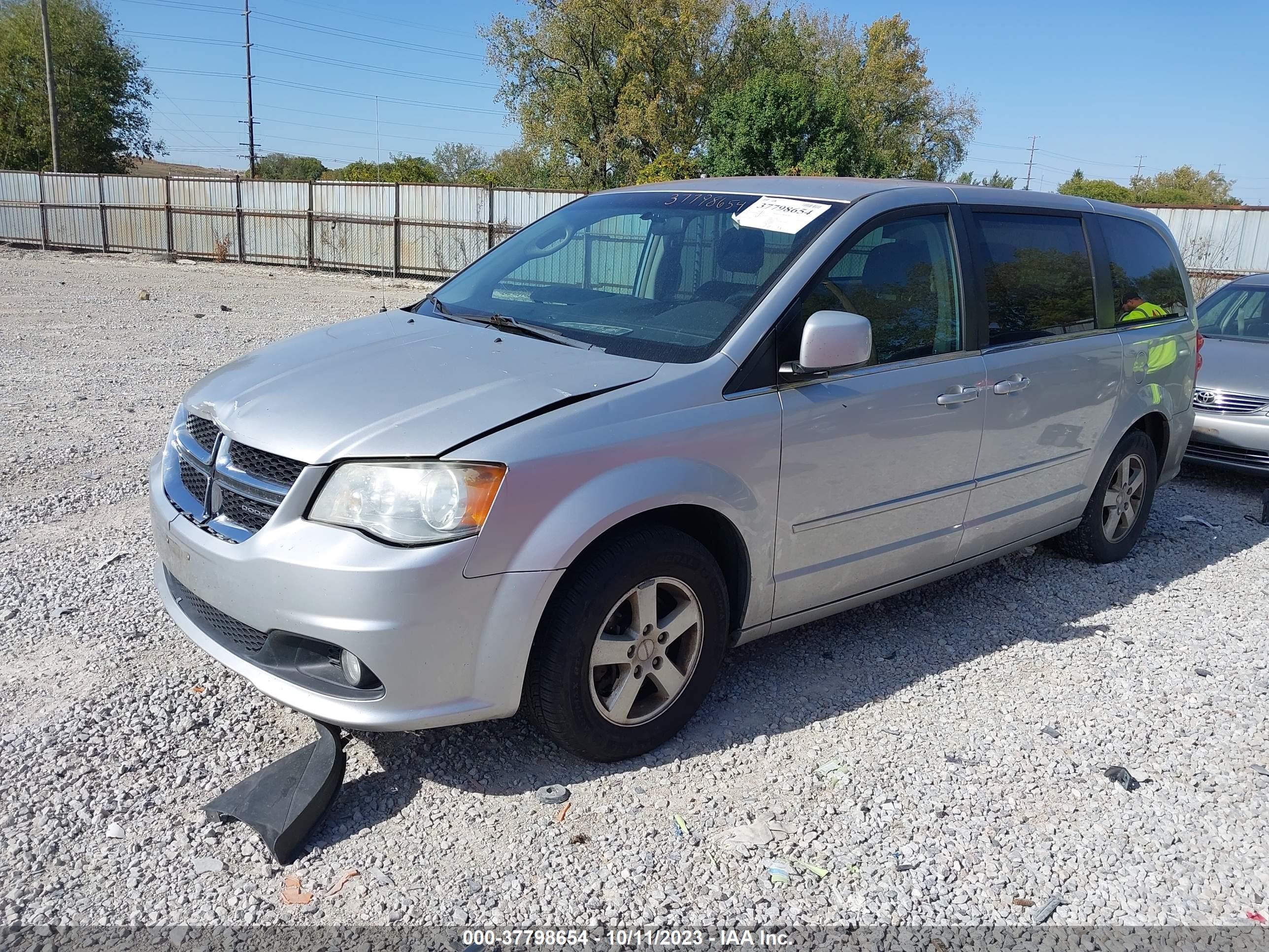 Photo 1 VIN: 1G1PC5SB3E7347895 - DODGE CARAVAN 