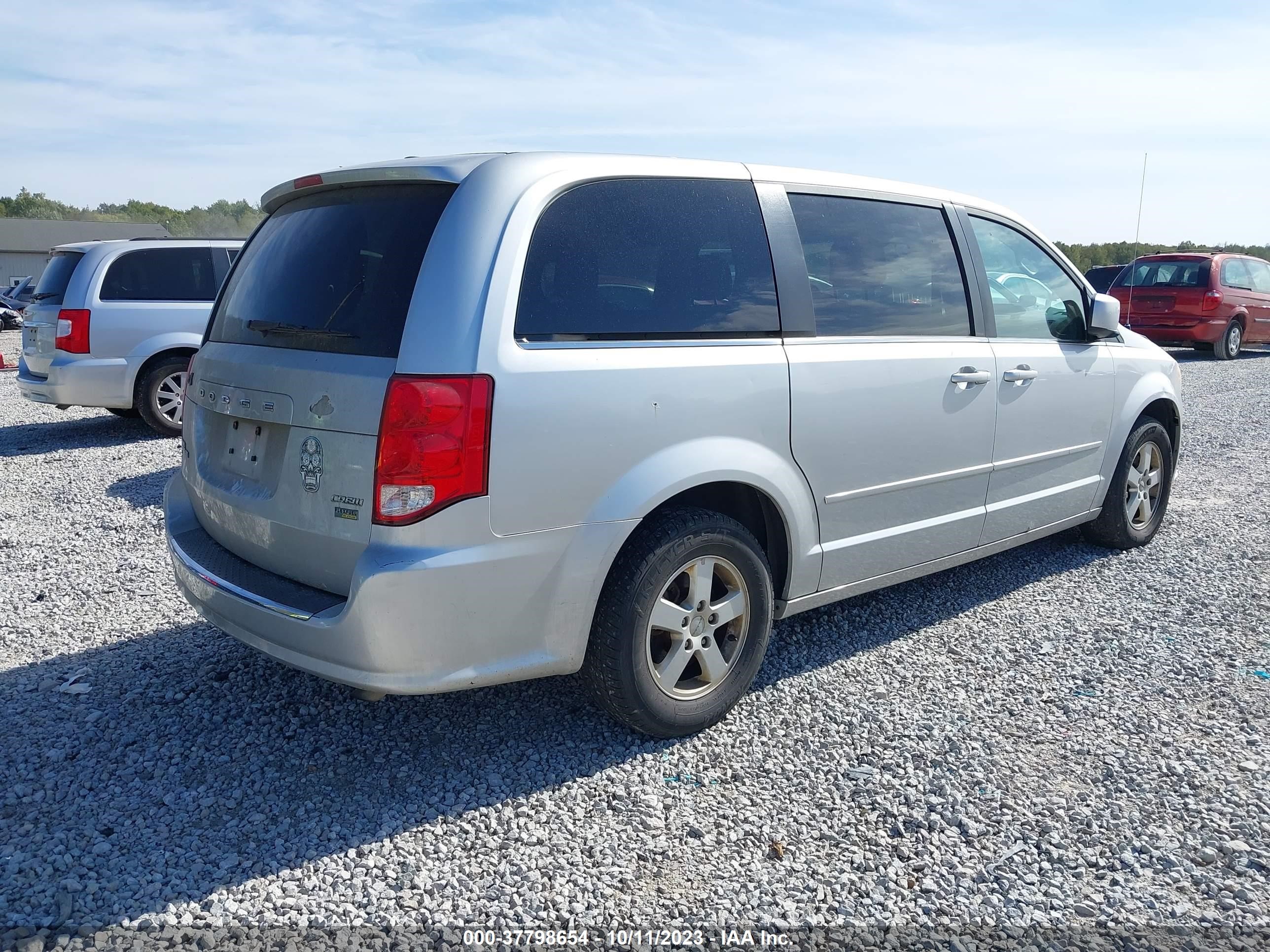 Photo 3 VIN: 1G1PC5SB3E7347895 - DODGE CARAVAN 