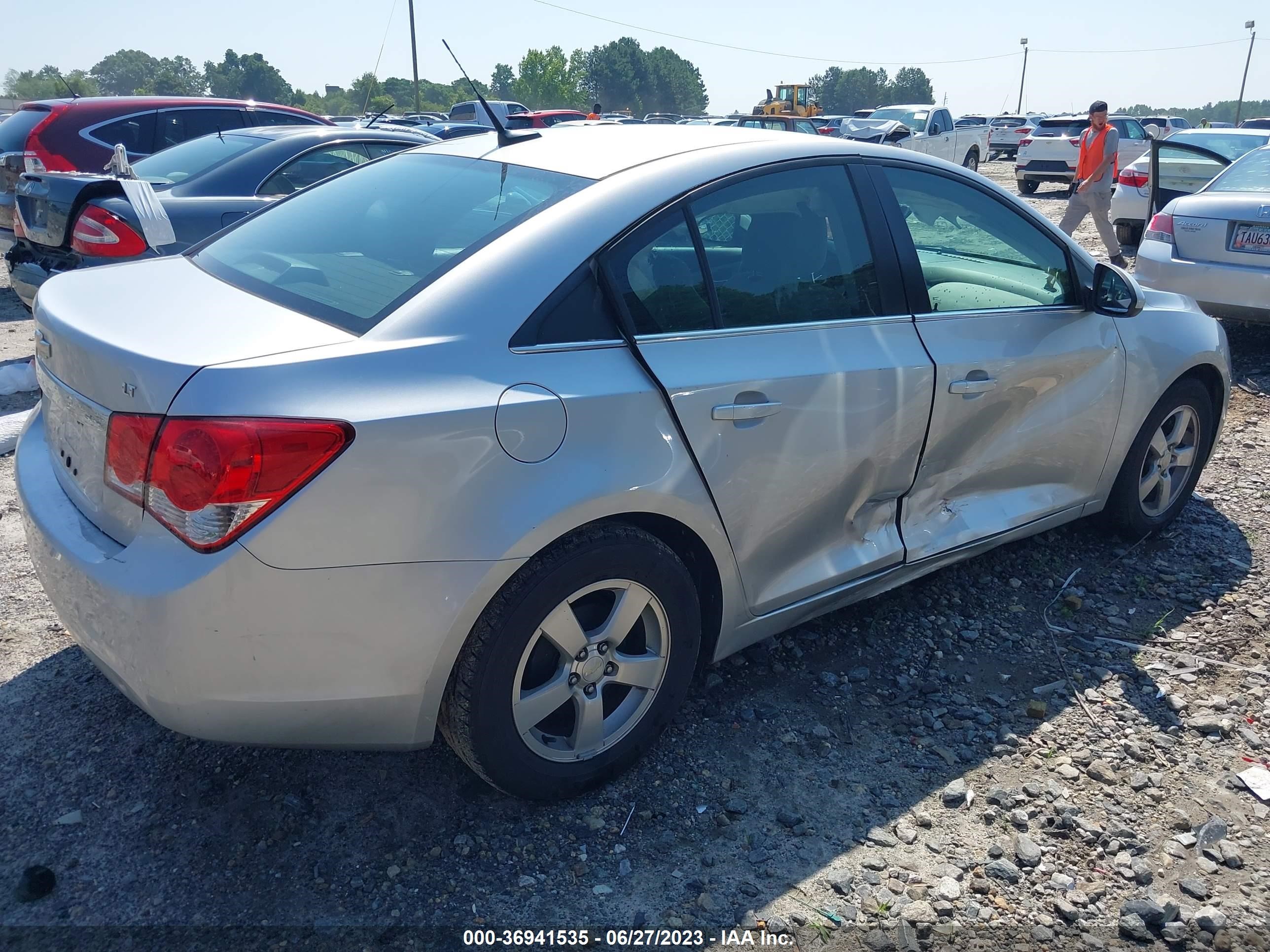 Photo 3 VIN: 1G1PC5SB6E7315541 - CHEVROLET CRUZE 