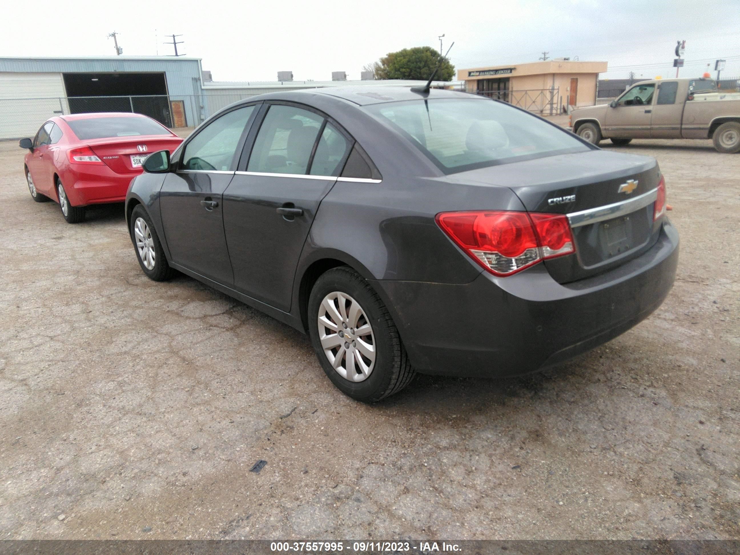 Photo 2 VIN: 1G1PF5S90B7110622 - CHEVROLET CRUZE 