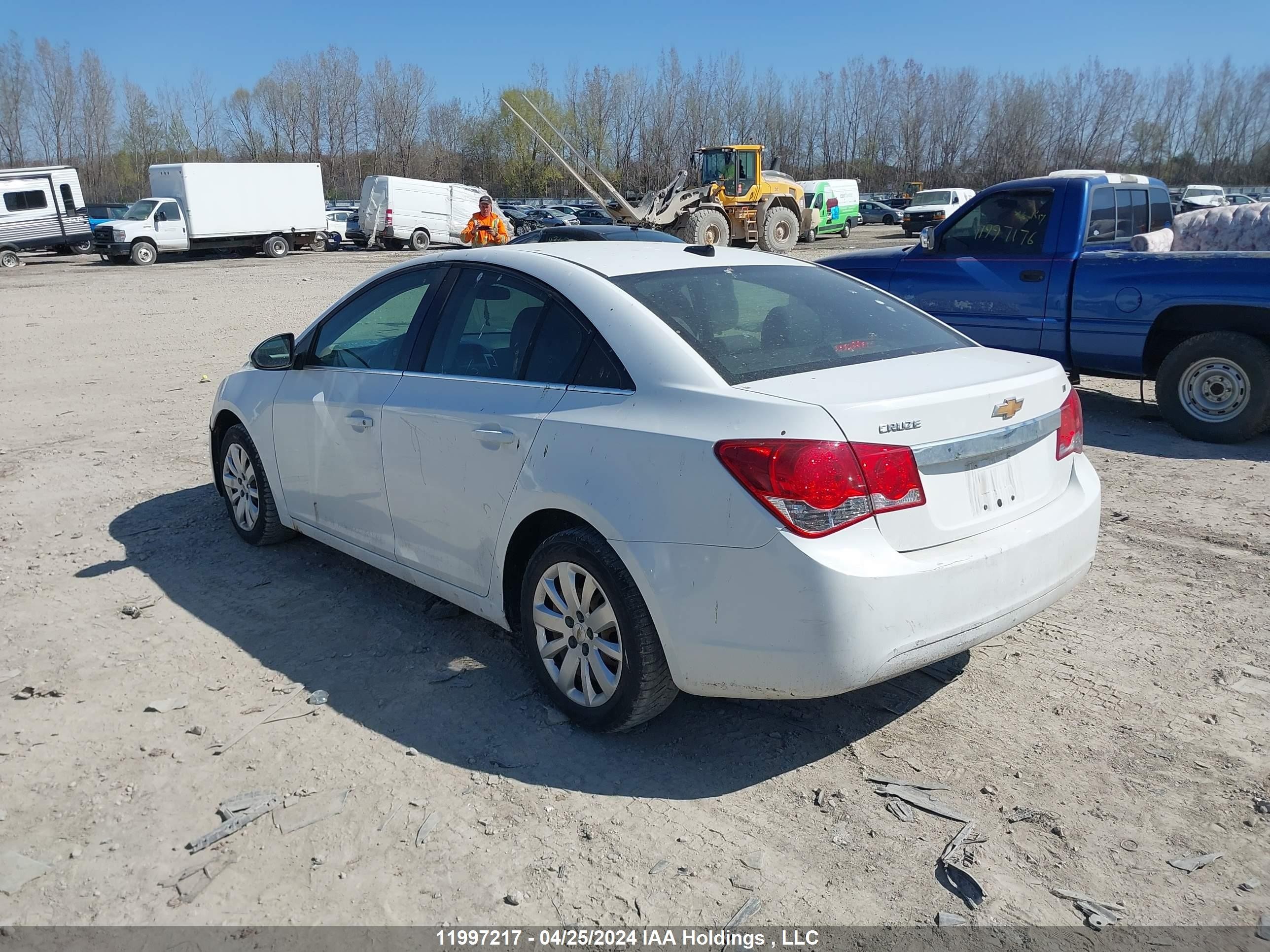 Photo 2 VIN: 1G1PF5S93B7216837 - CHEVROLET CRUZE 