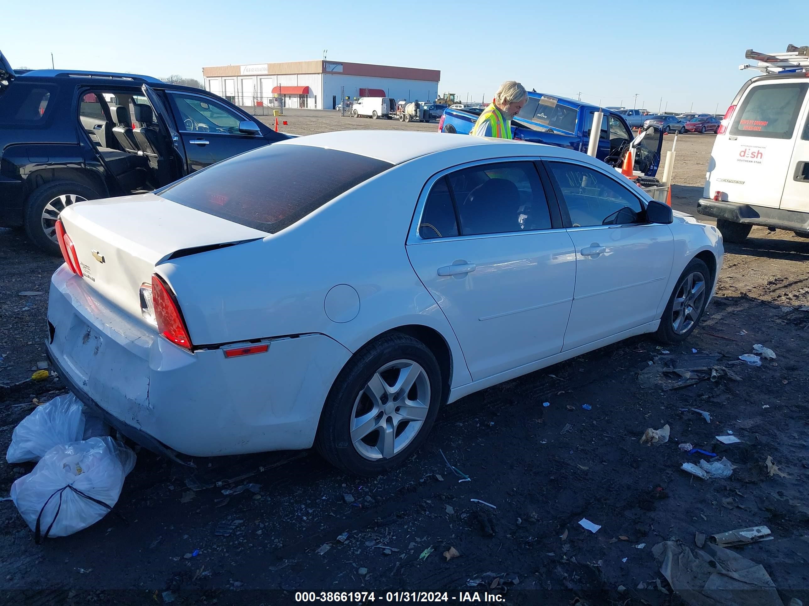 Photo 3 VIN: 1G1ZA5EU2CF394656 - CHEVROLET MALIBU 