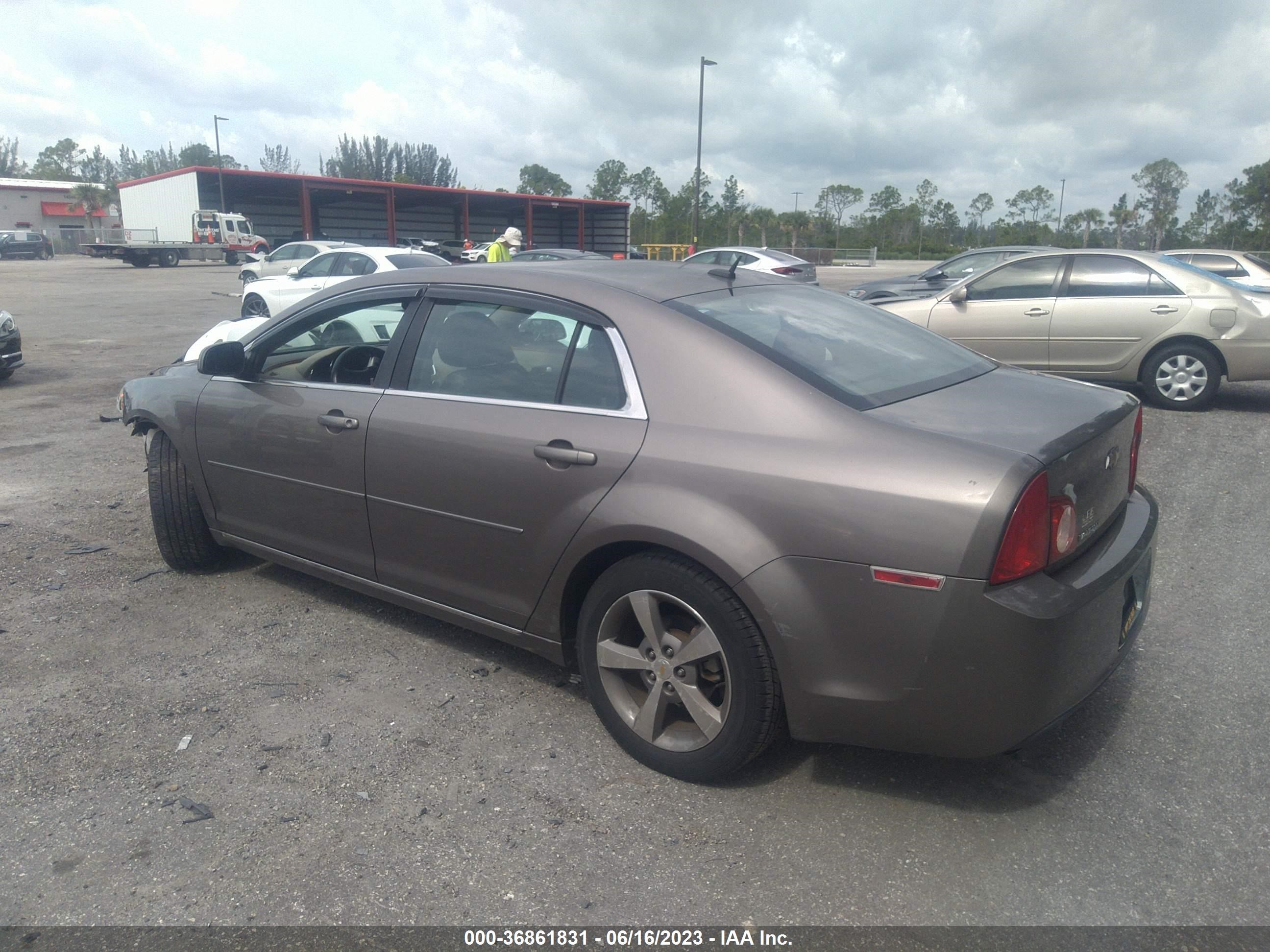 Photo 2 VIN: 1G1ZC5E19BF207637 - CHEVROLET MALIBU 