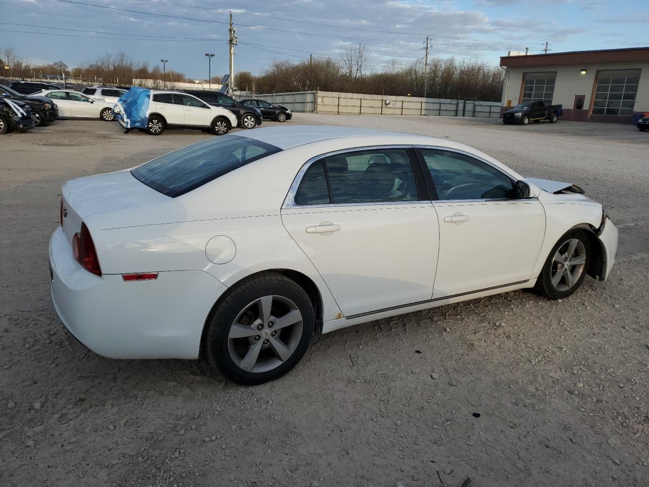 Photo 2 VIN: 1G1ZC5E1XBF120748 - CHEVROLET MALIBU 