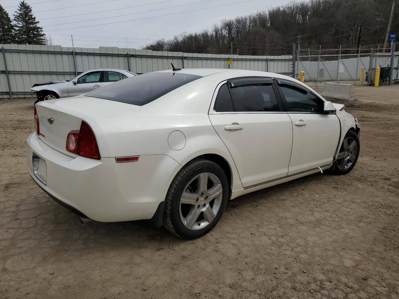 Photo 2 VIN: 1G1ZD5E78BF113833 - CHEVROLET MALIBU 