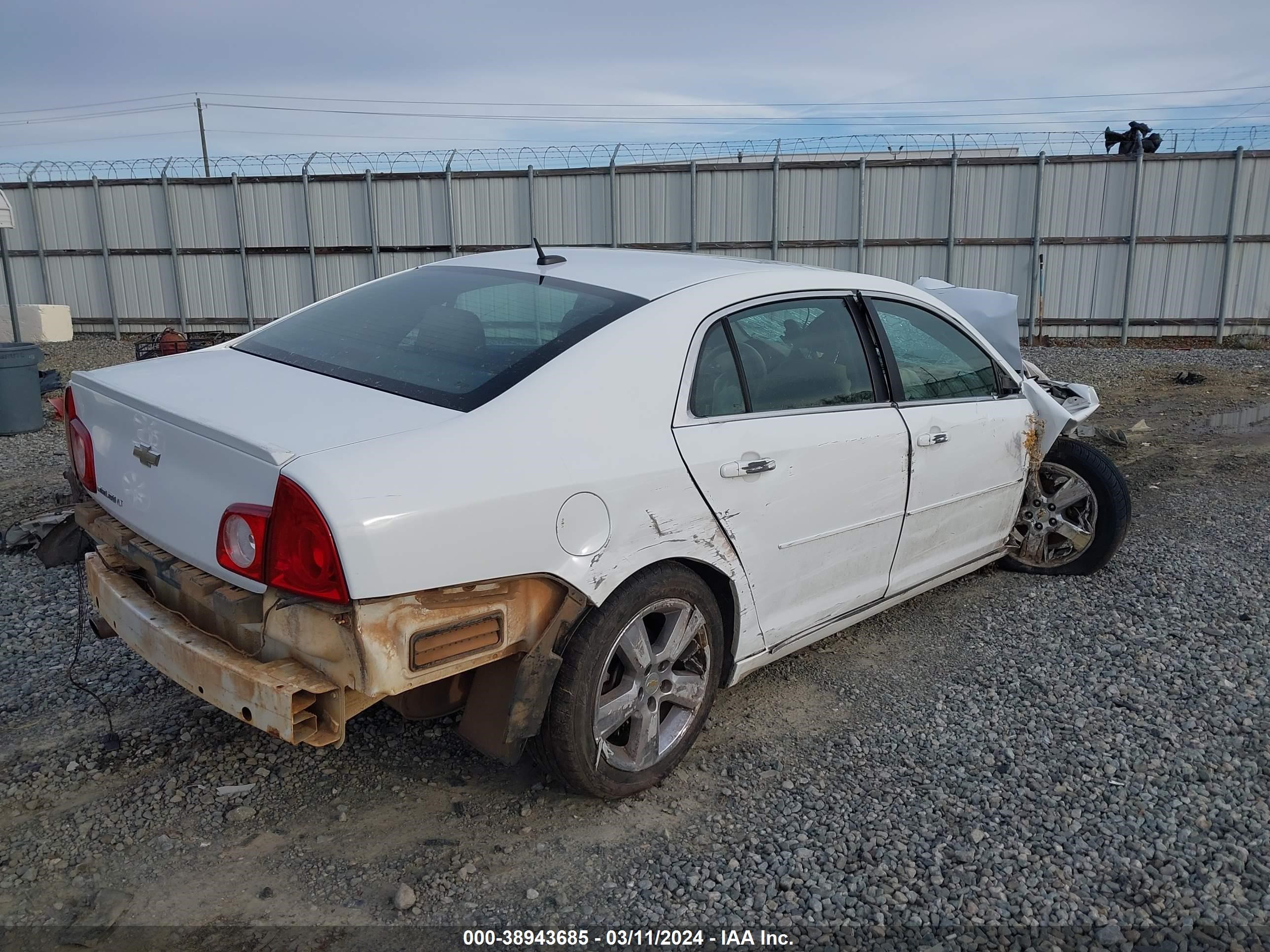 Photo 3 VIN: 1G1ZD5EB8AF111034 - CHEVROLET MALIBU 