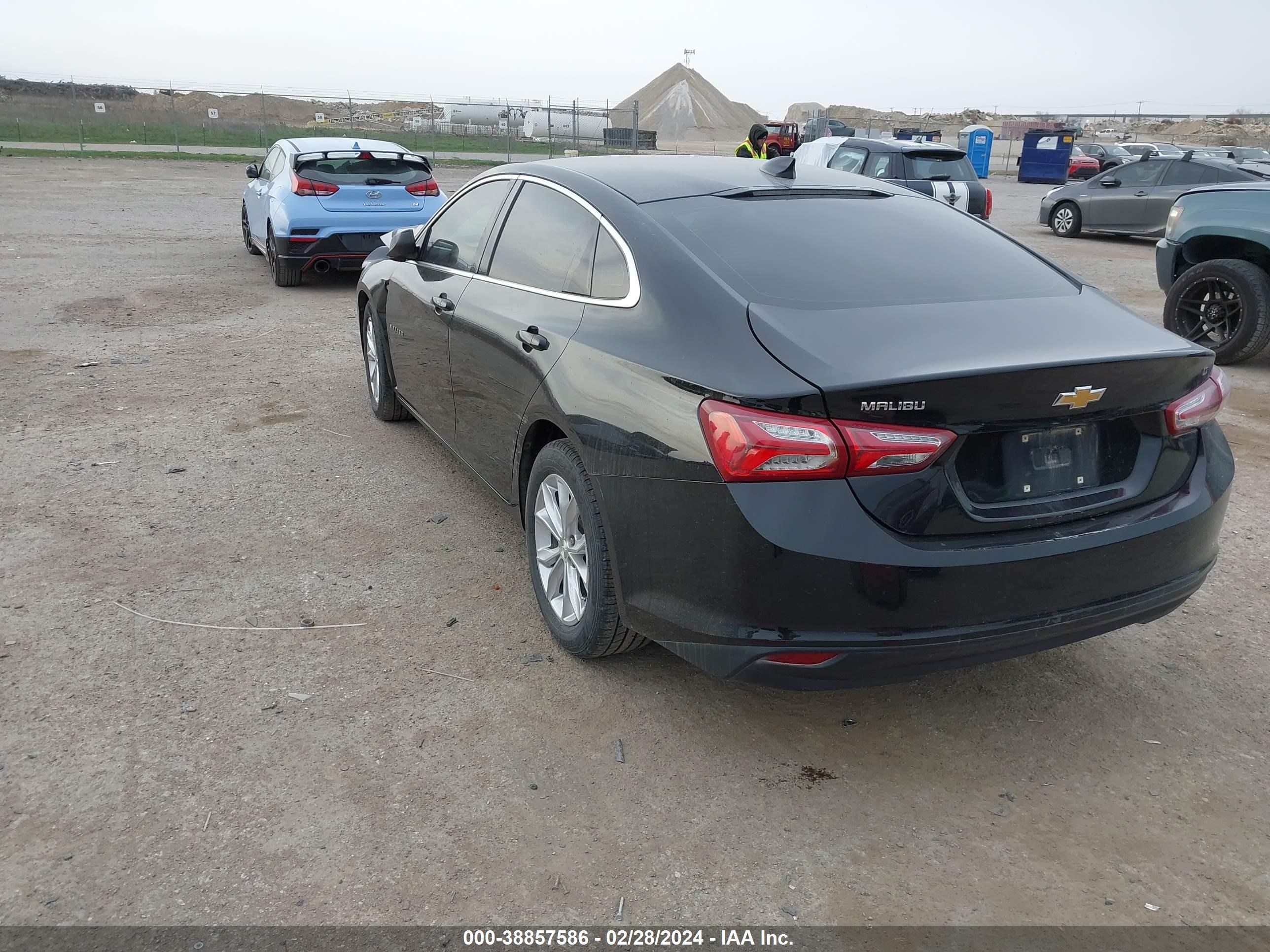 Photo 2 VIN: 1G1ZD5ST5KF164501 - CHEVROLET MALIBU 