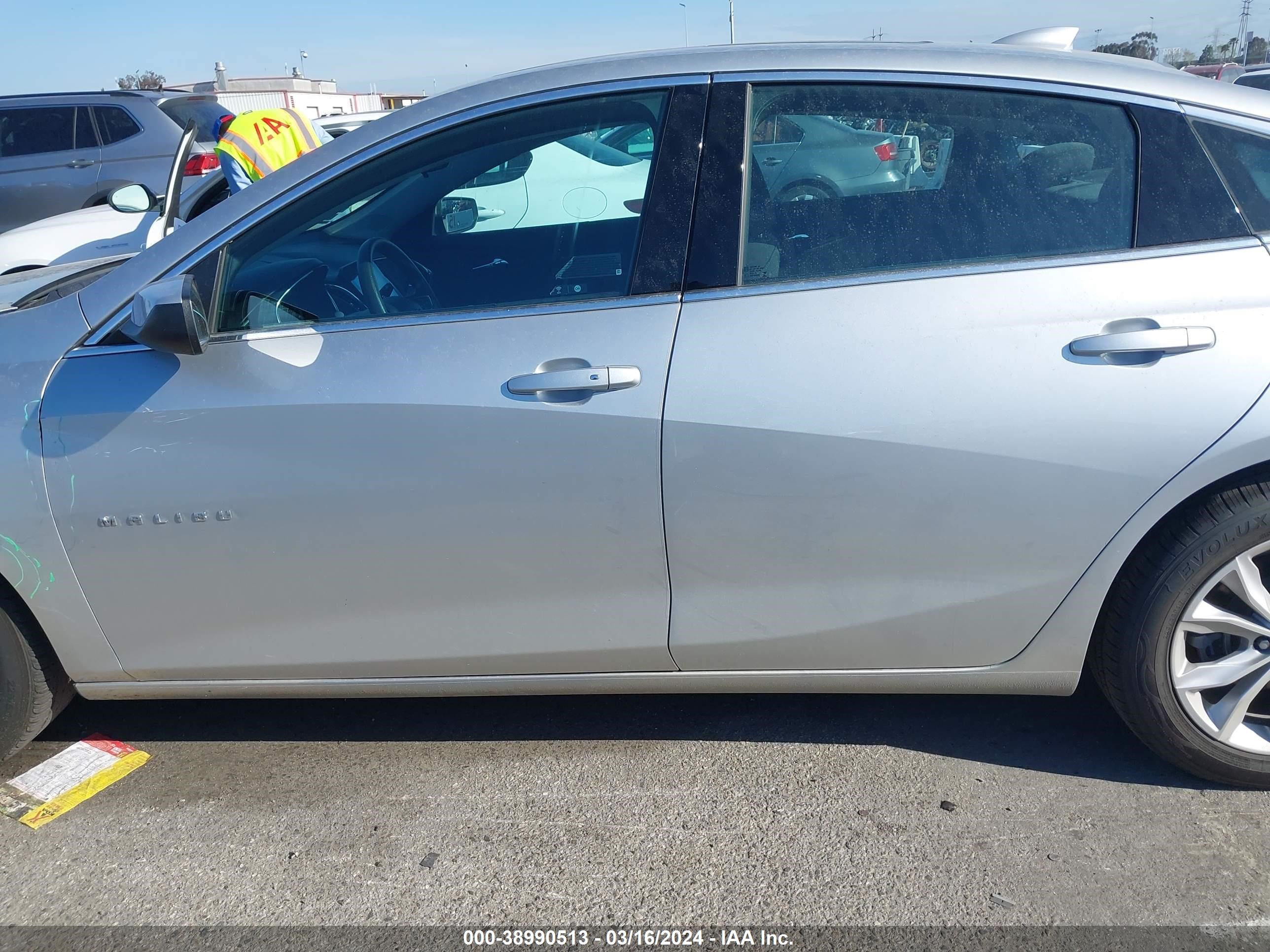 Photo 13 VIN: 1G1ZD5STXMF071735 - CHEVROLET MALIBU 