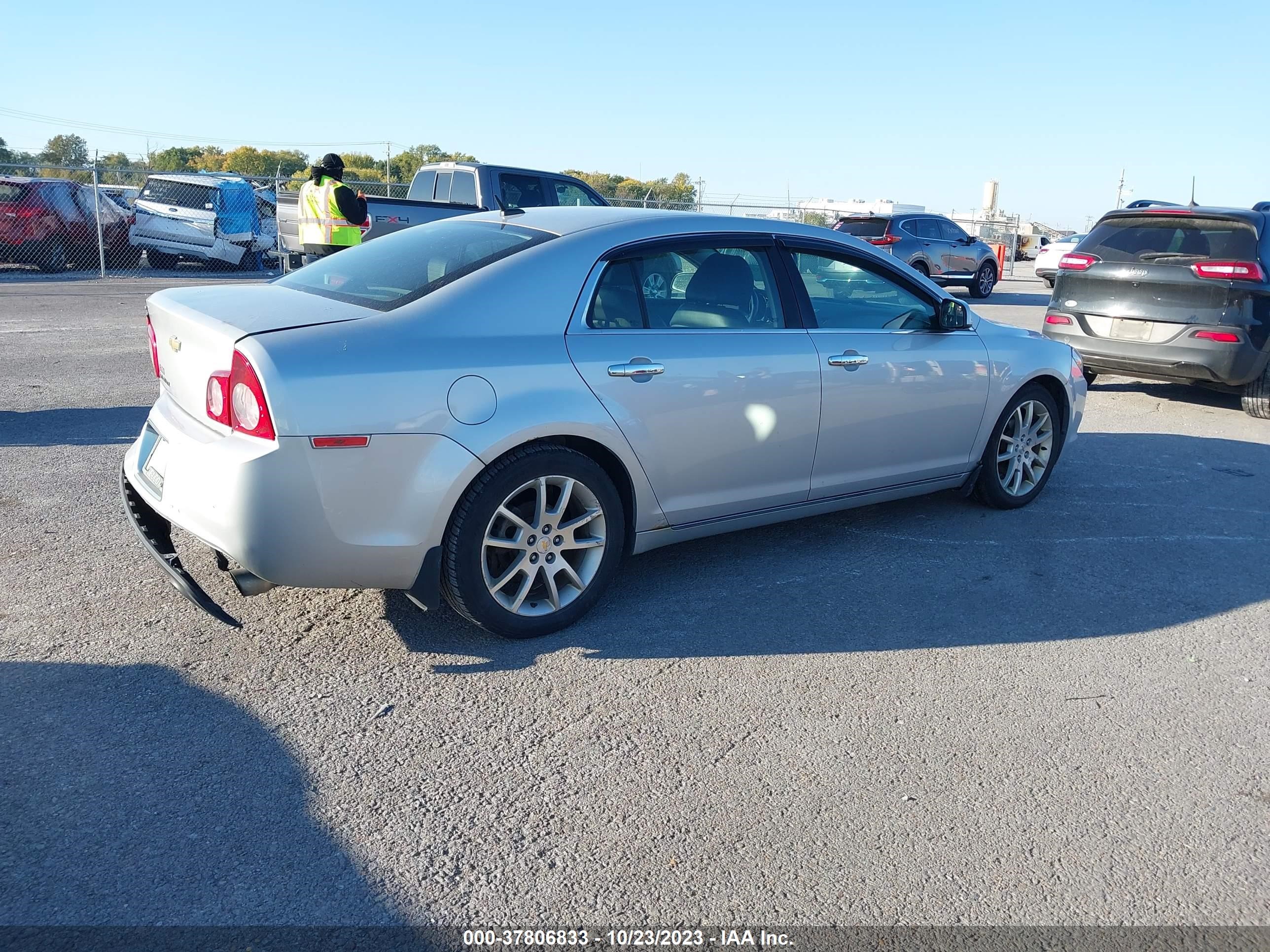 Photo 3 VIN: 1G1ZE5E72BF267290 - CHEVROLET MALIBU 