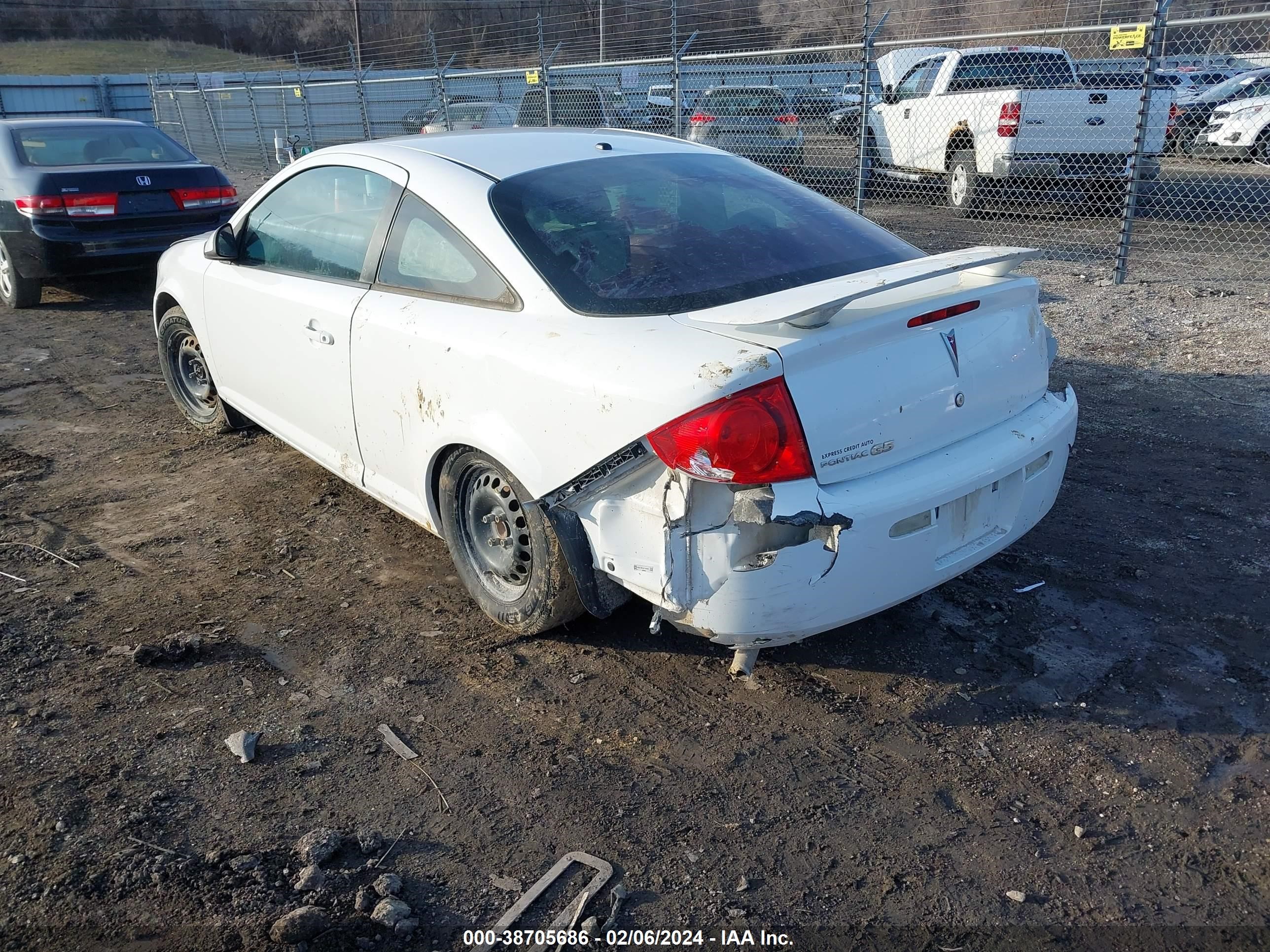 Photo 2 VIN: 1G2AL18F587104694 - PONTIAC G5 