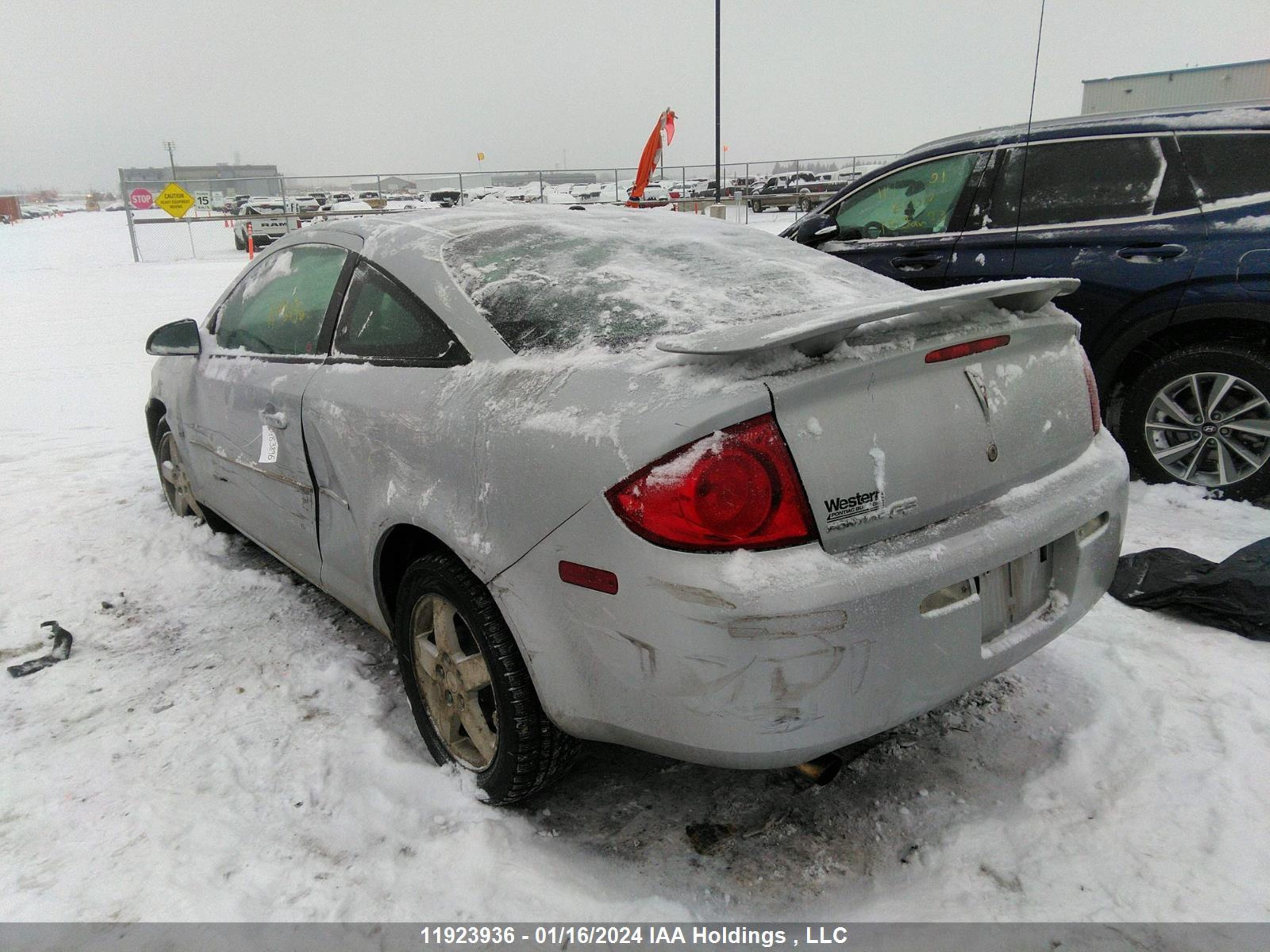 Photo 2 VIN: 1G2AL18FX77133462 - PONTIAC G5 