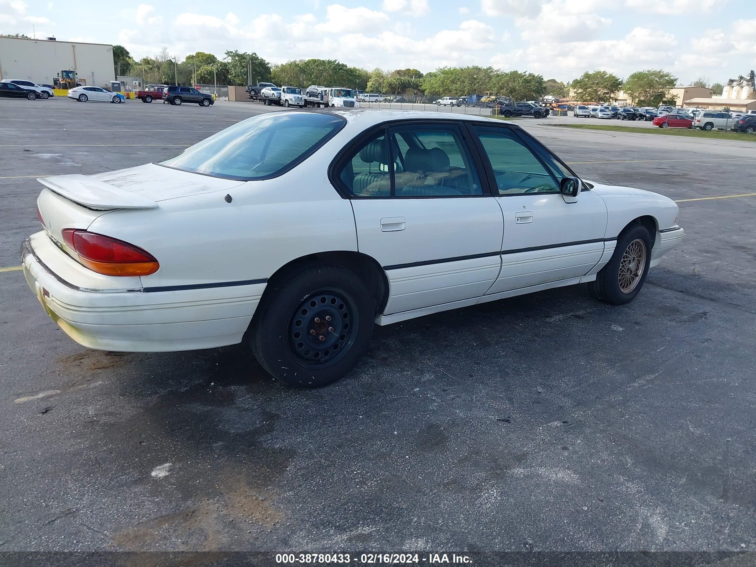 Photo 3 VIN: 1G2HX52K4S4231185 - PONTIAC BONNEVILLE 