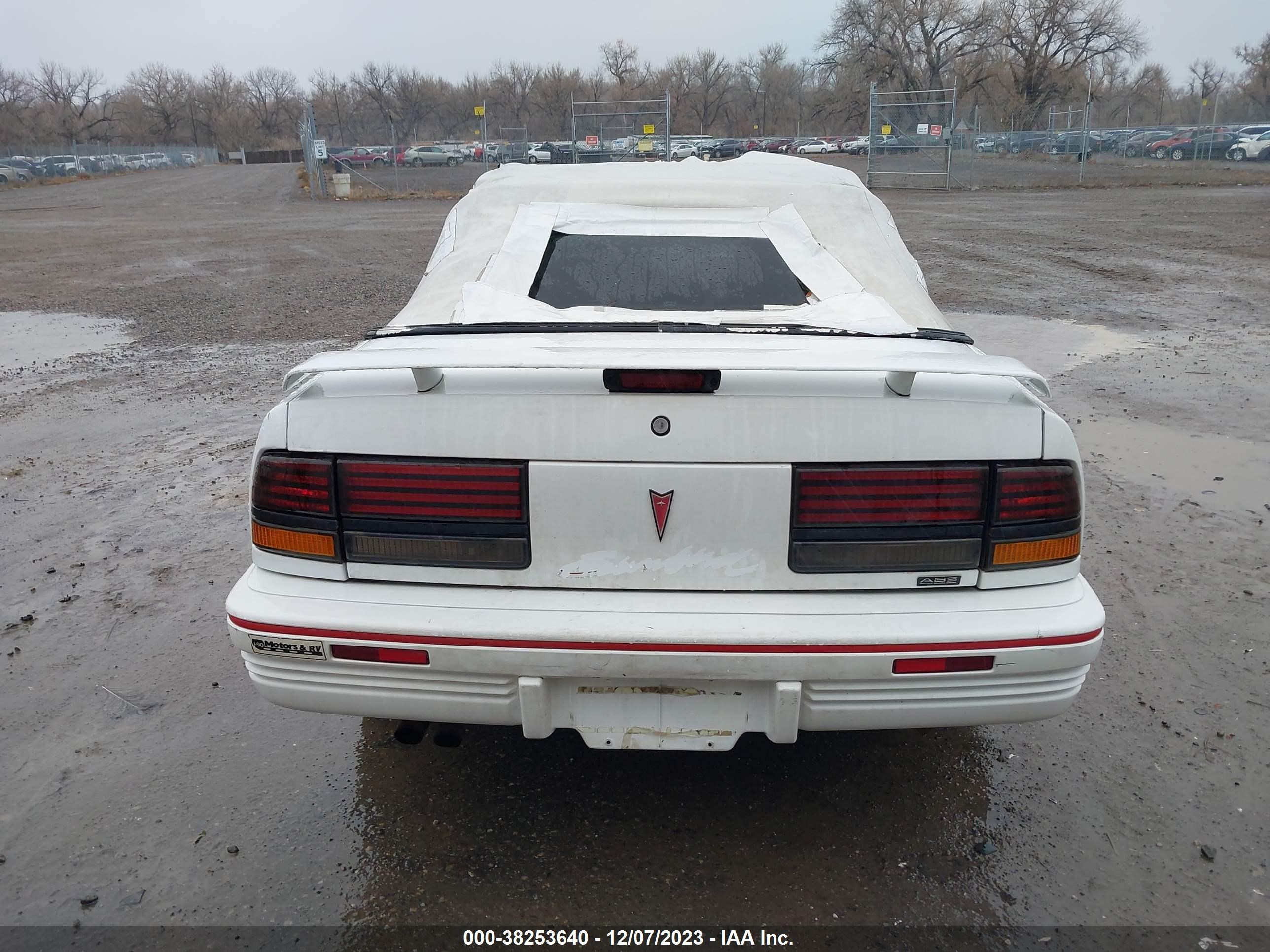 Photo 15 VIN: 1G2JB34T9P7556835 - PONTIAC SUNBIRD 