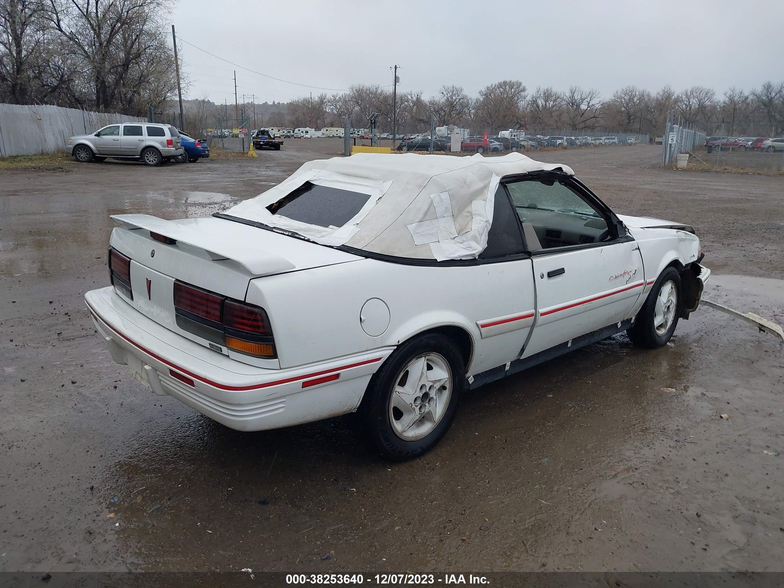 Photo 3 VIN: 1G2JB34T9P7556835 - PONTIAC SUNBIRD 