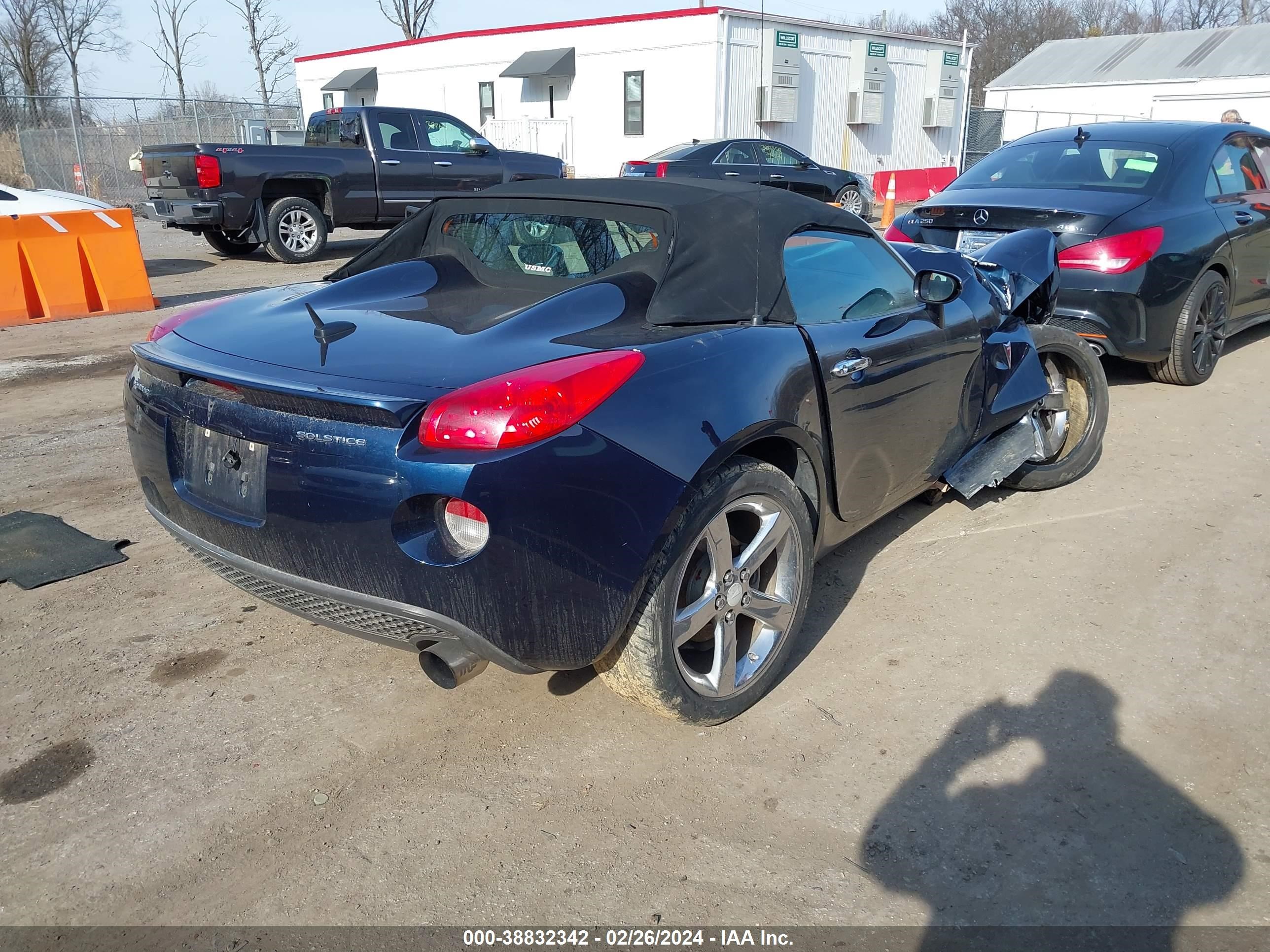 Photo 3 VIN: 1G2MC35B38Y124768 - PONTIAC SOLSTICE 