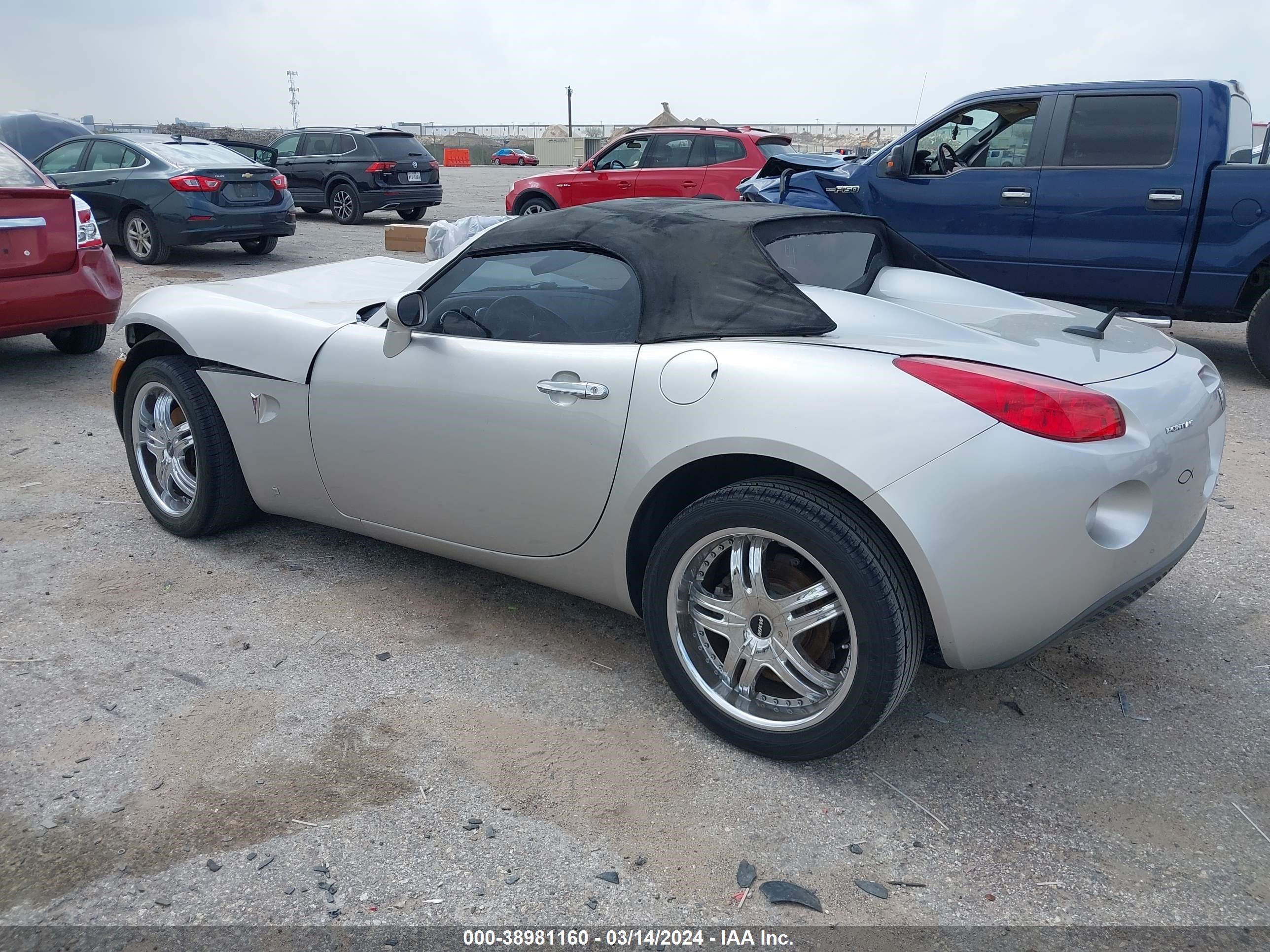 Photo 2 VIN: 1G2MC35B68Y110797 - PONTIAC SOLSTICE 