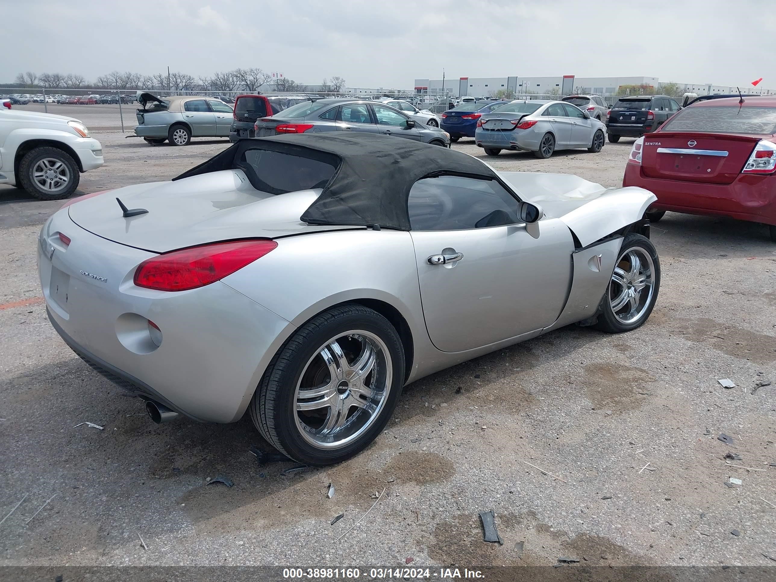 Photo 3 VIN: 1G2MC35B68Y110797 - PONTIAC SOLSTICE 