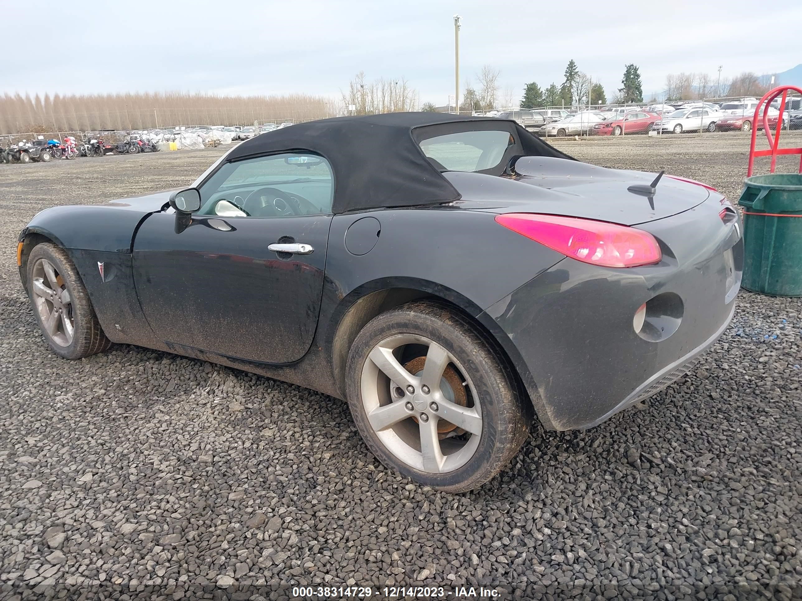 Photo 2 VIN: 1G2MC35B68Y122500 - PONTIAC SOLSTICE 