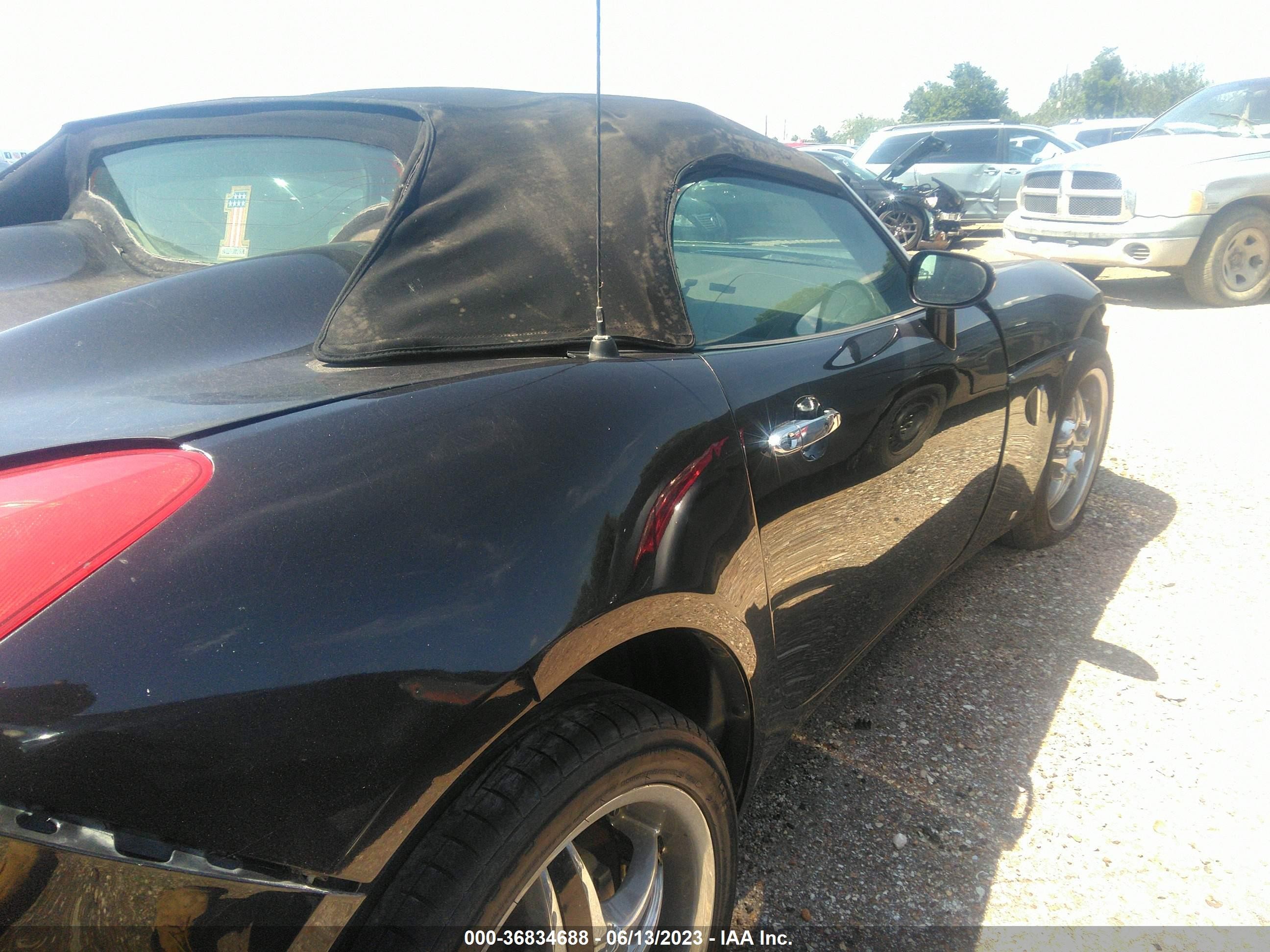 Photo 3 VIN: 1G2MC35B88Y127245 - PONTIAC SOLSTICE 