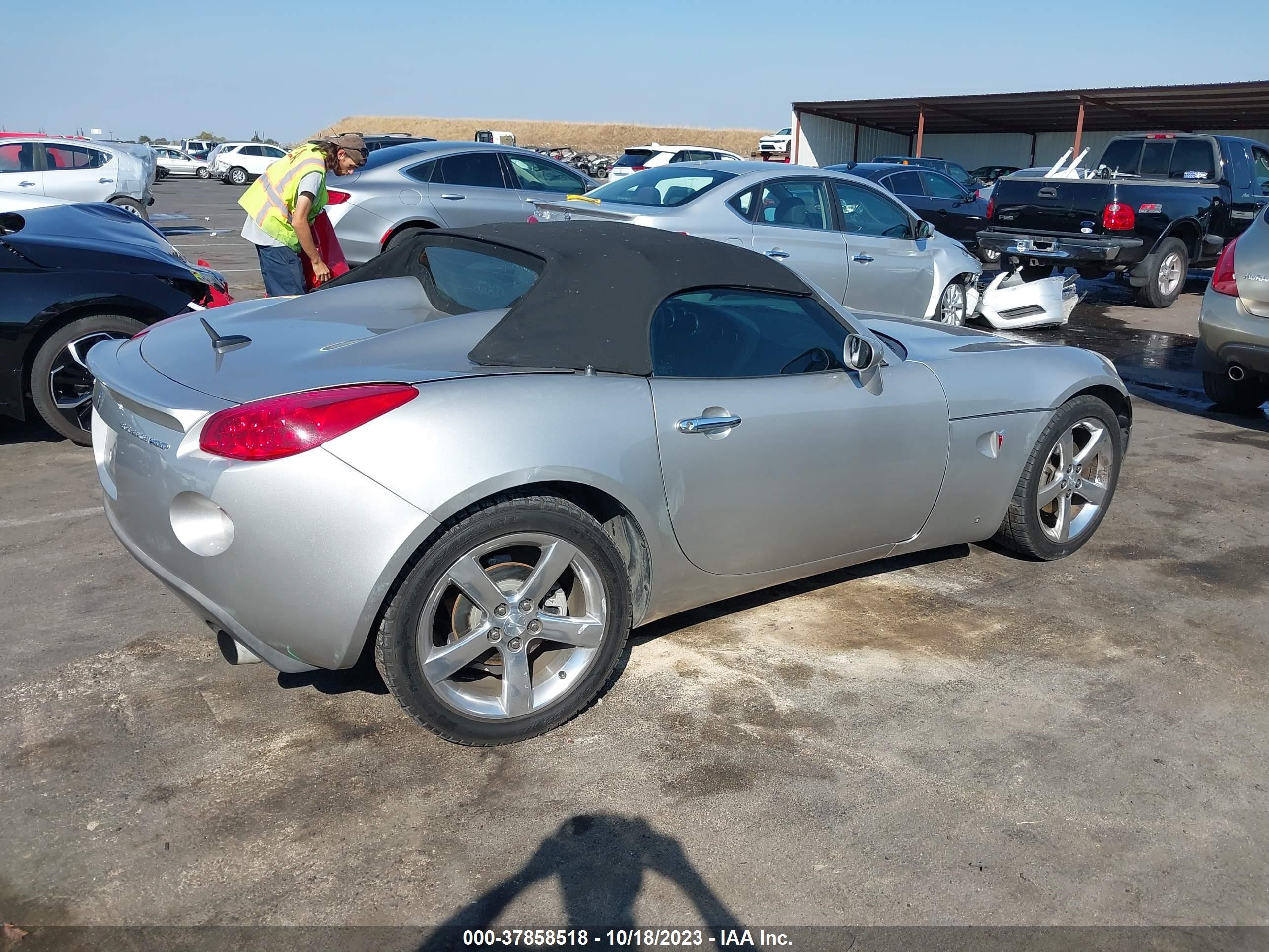 Photo 3 VIN: 1G2MG35X57Y126133 - PONTIAC SOLSTICE 