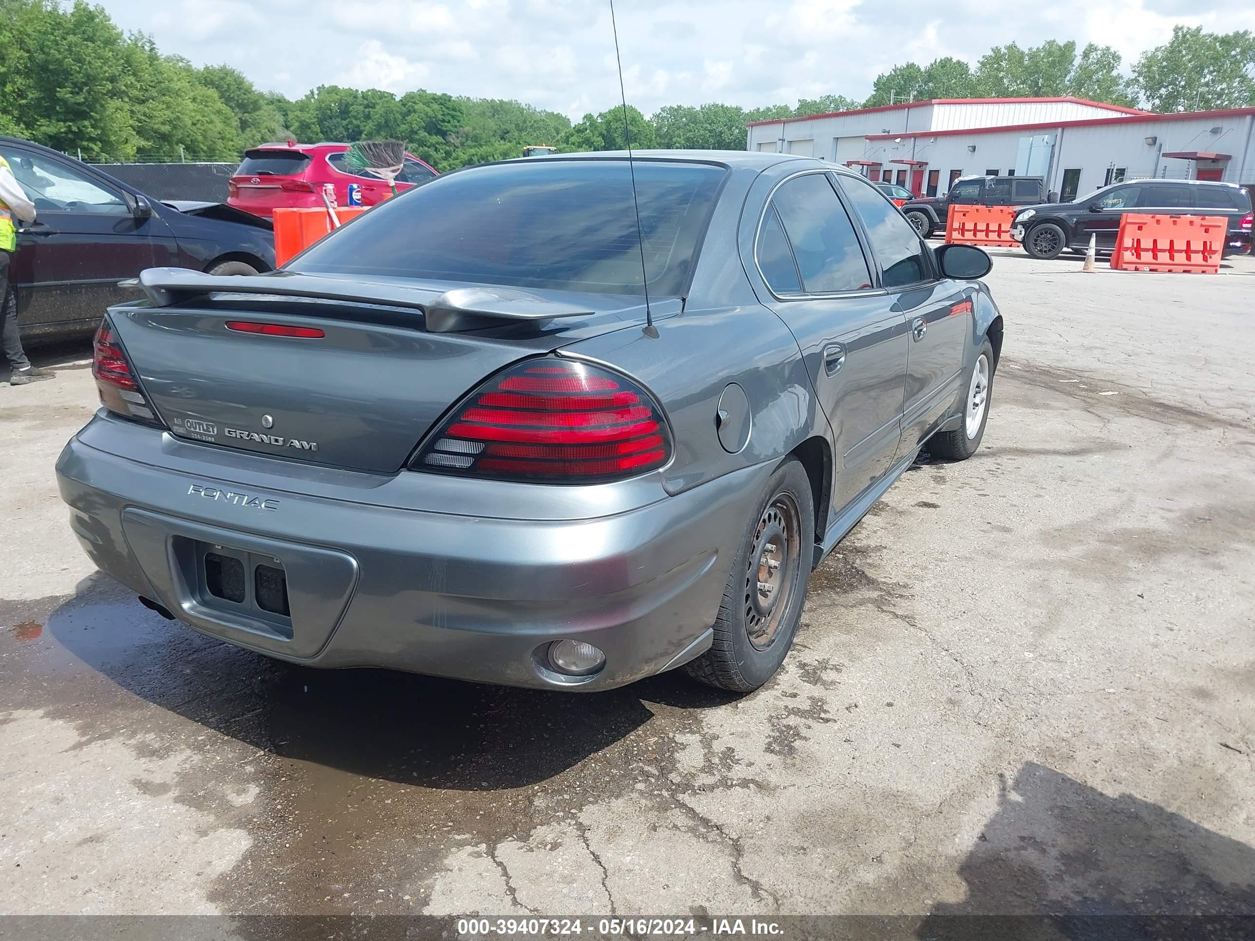 Photo 3 VIN: 1G2NE52F95M249570 - PONTIAC GRAND AM 