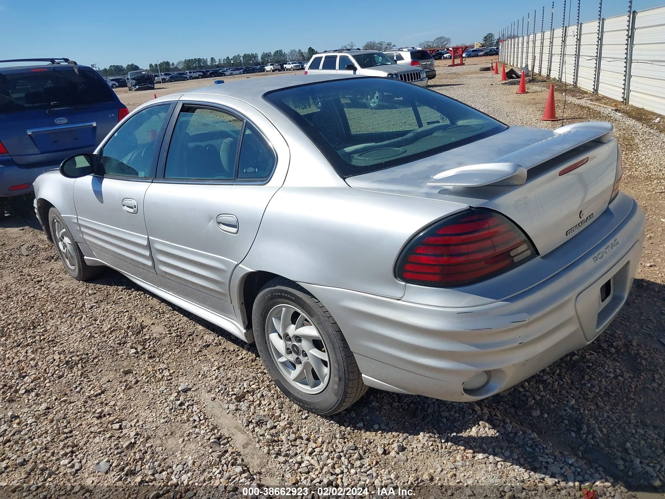 Photo 2 VIN: 1G2NF52E32M661807 - PONTIAC GRAND AM 