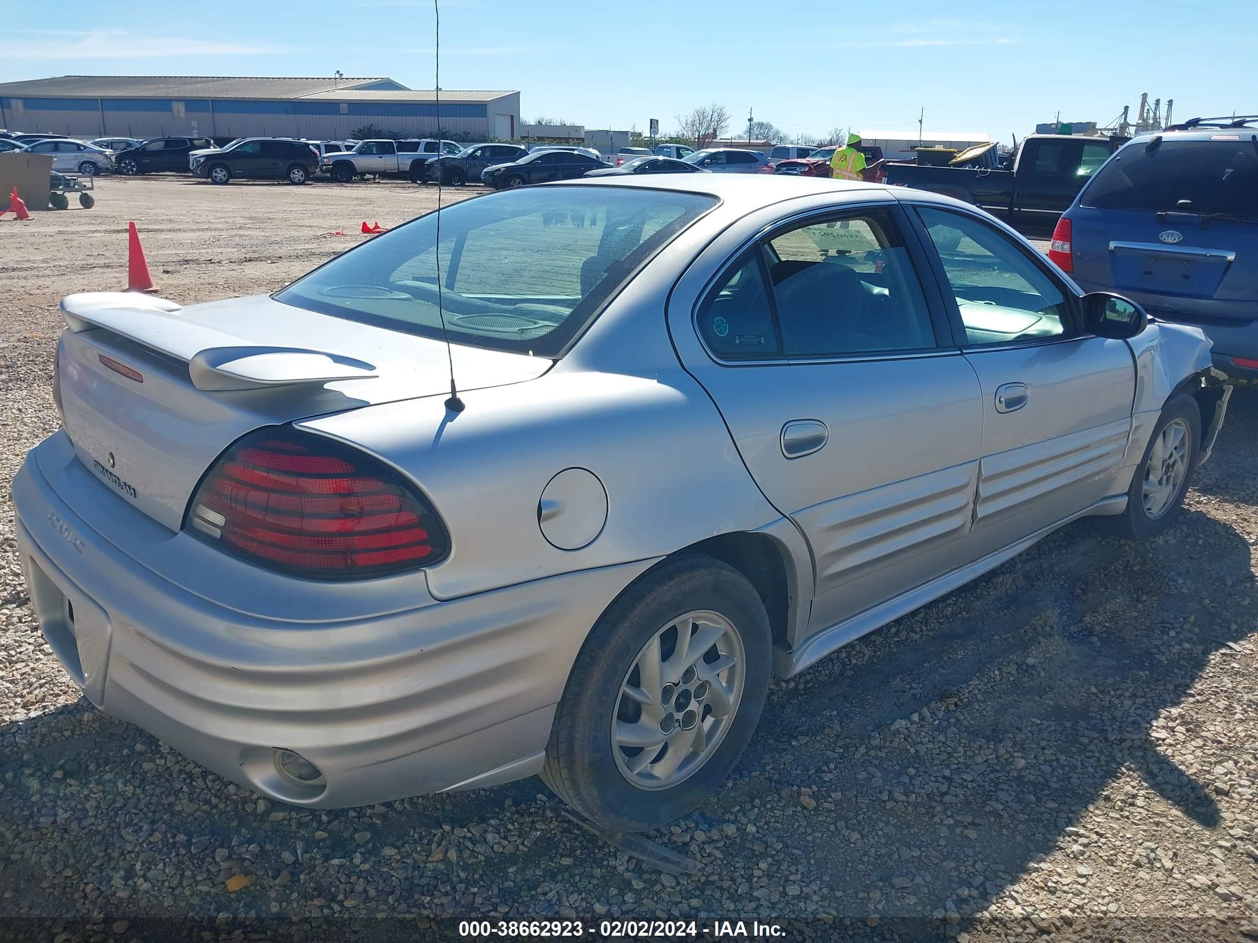 Photo 3 VIN: 1G2NF52E32M661807 - PONTIAC GRAND AM 