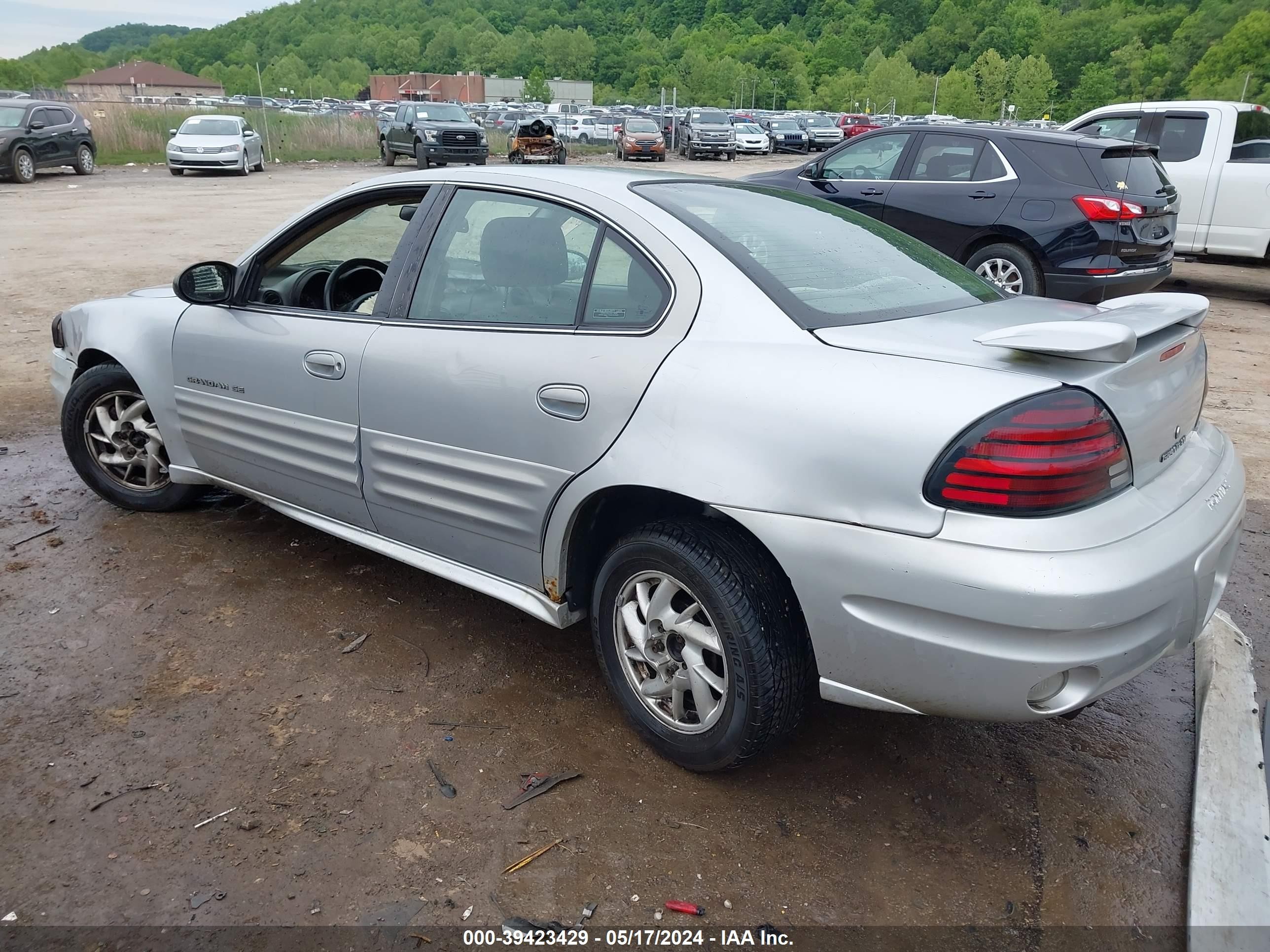 Photo 2 VIN: 1G2NF52E33C237227 - PONTIAC GRAND AM 