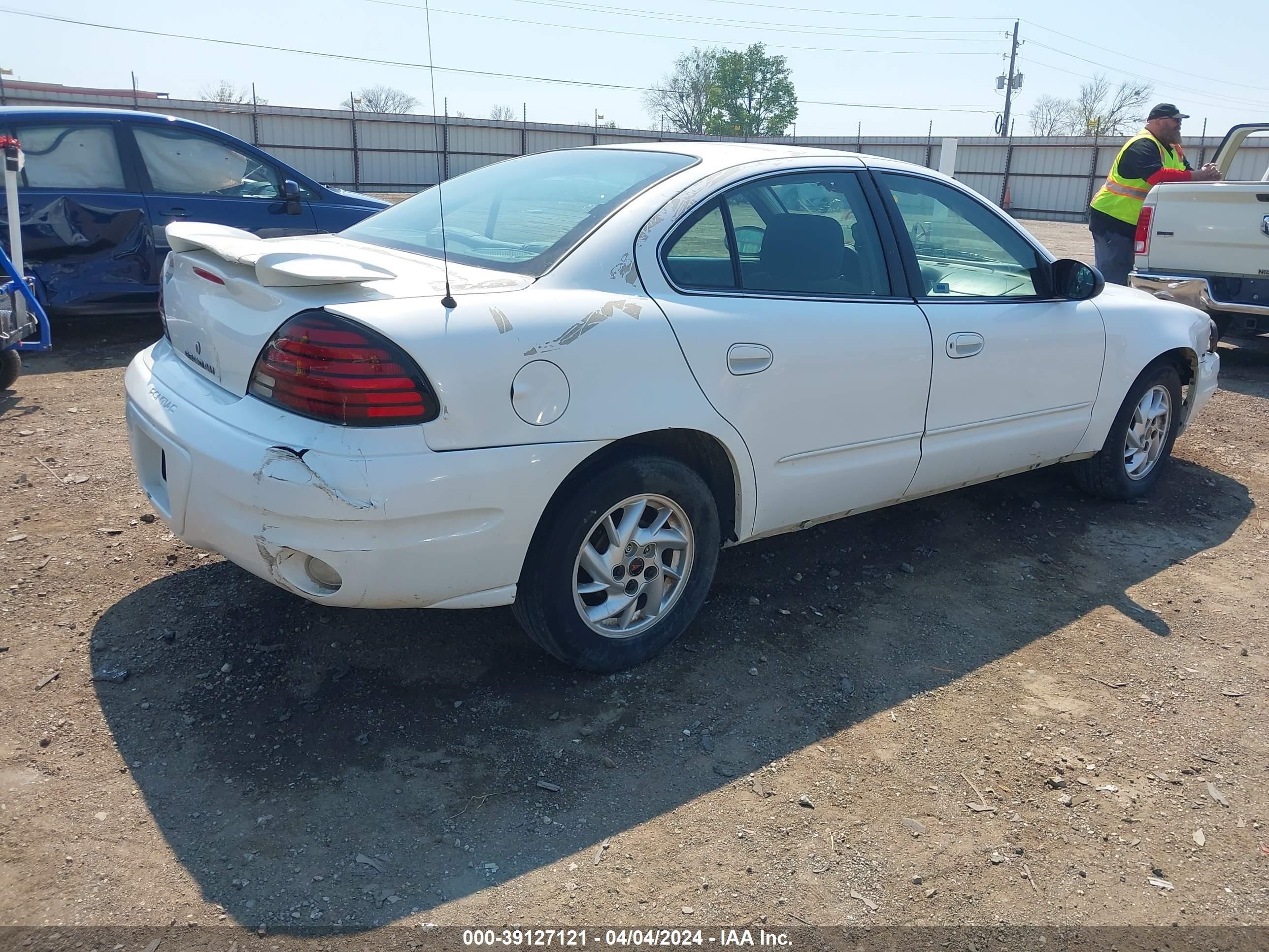 Photo 3 VIN: 1G2NF52E34M638823 - PONTIAC GRAND AM 