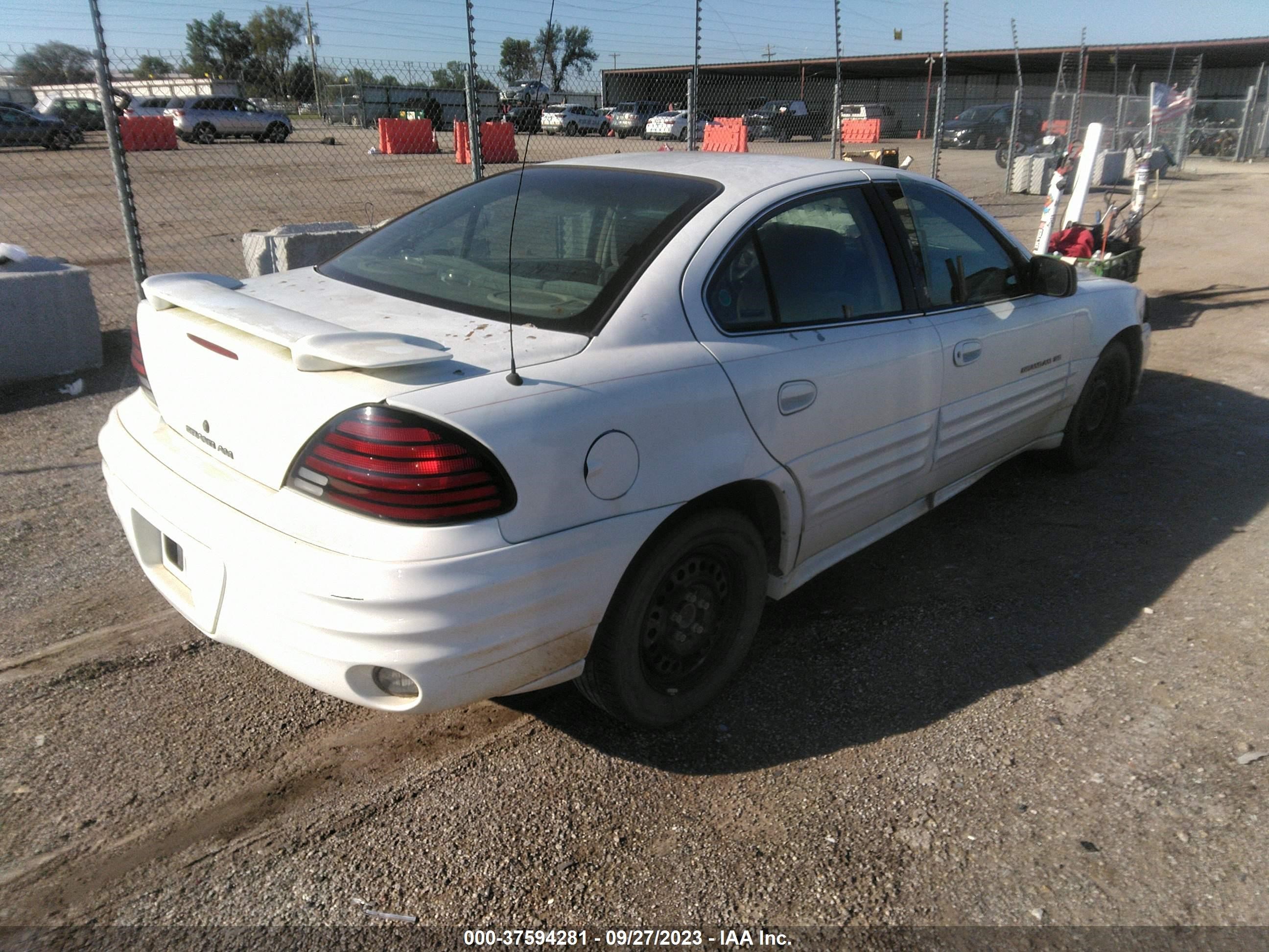 Photo 3 VIN: 1G2NF52T5YC539060 - PONTIAC GRAND AM 