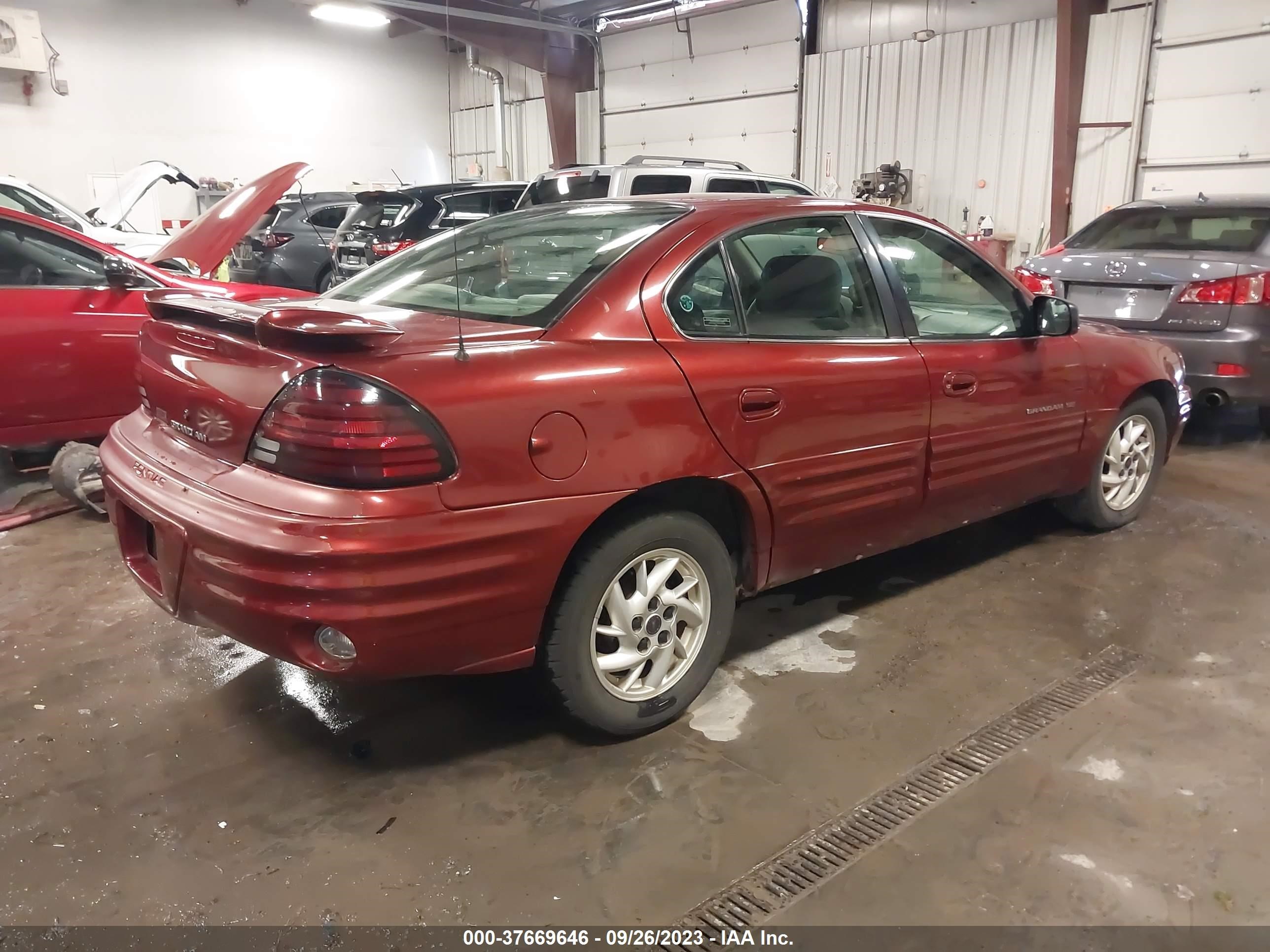 Photo 3 VIN: 1G2NF52T71C117930 - PONTIAC GRAND AM 